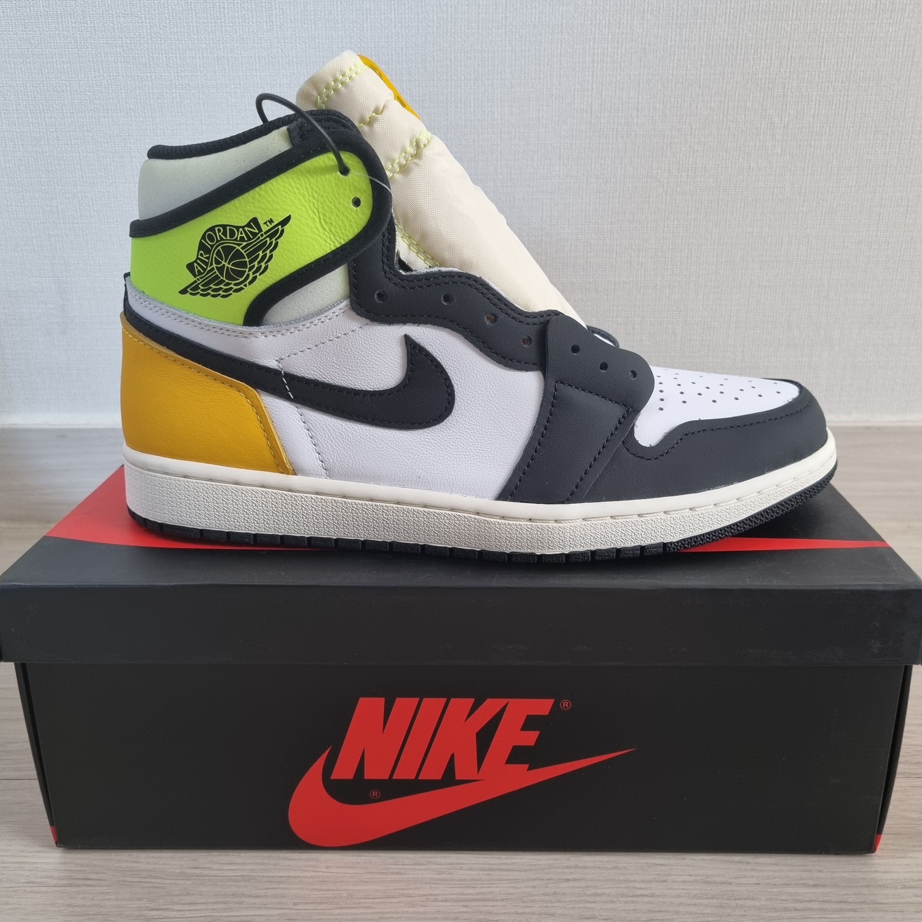Jordan 1 Retro High OG Volt Gold 착용 스타일 - 2