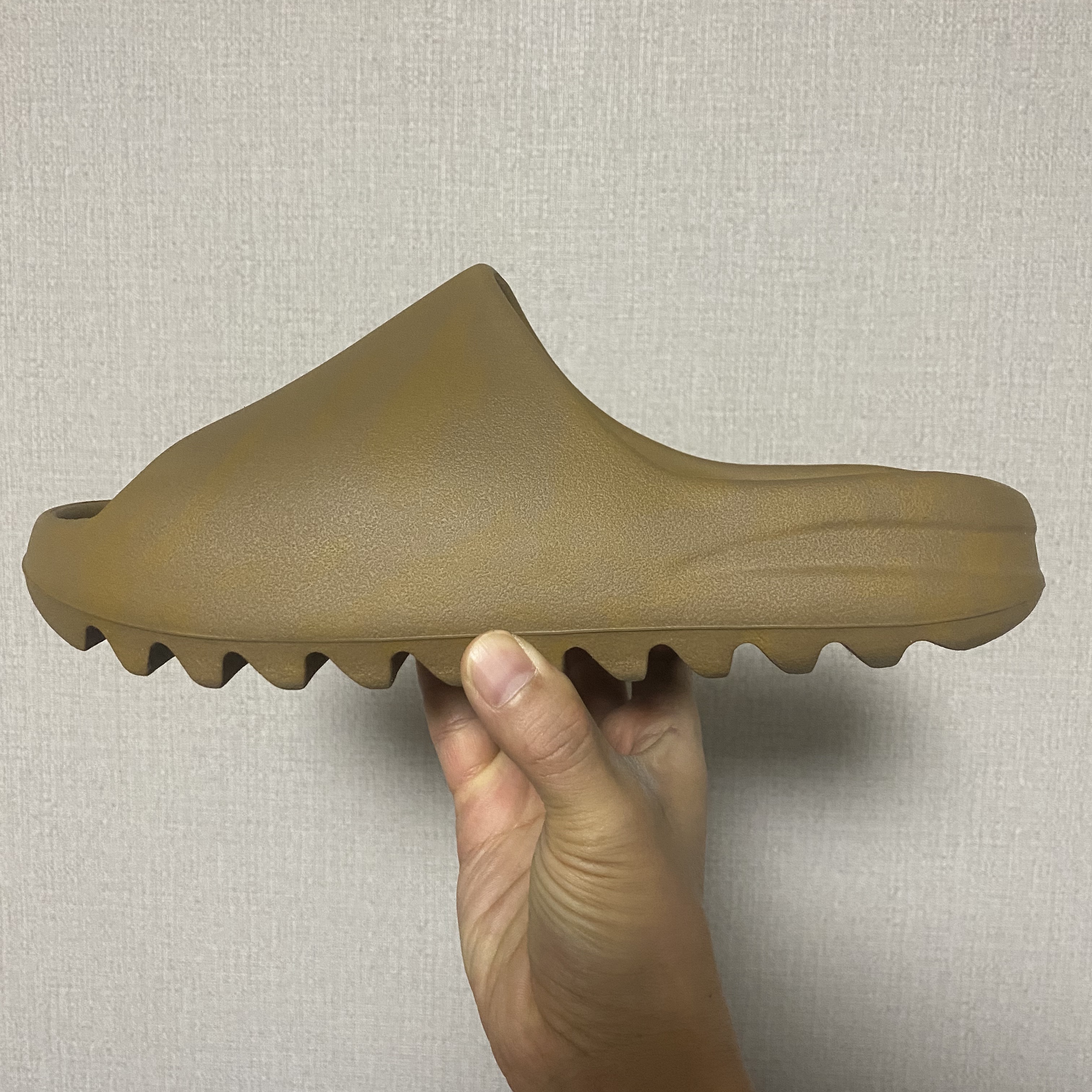 Adidas Yeezy Slide Ochre 착용 스타일 - 3