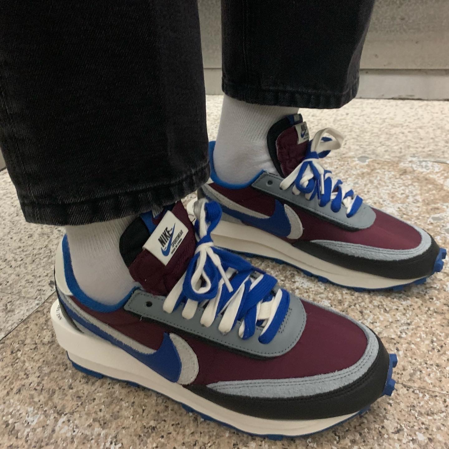 Nike x Sacai x Undercover LDWaffle Night Maroon Team Royal 착용 스타일 - 4