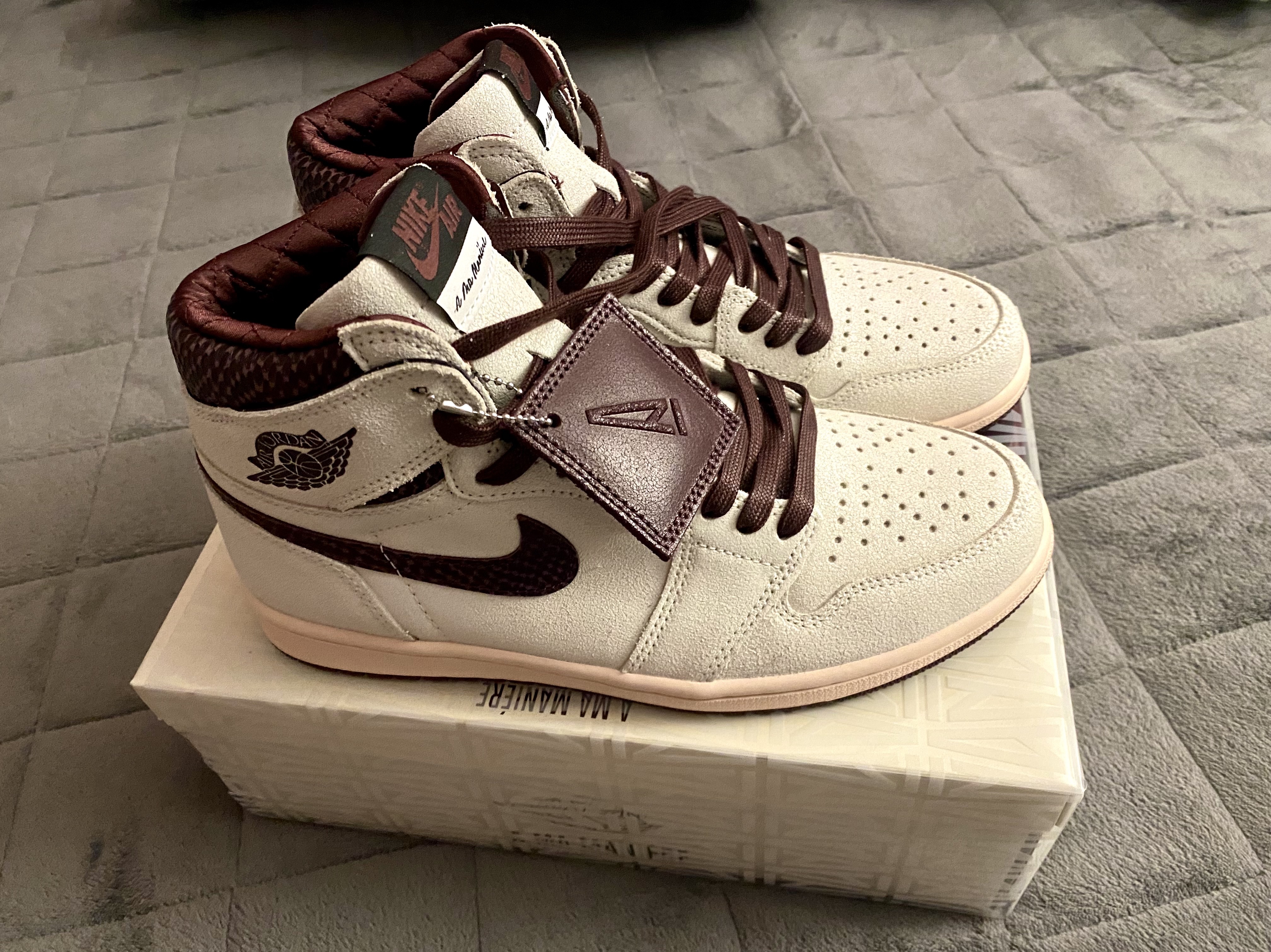 Jordan 1 x A Ma Maniere Retro High OG SP Sail and Burgundy 착용 스타일