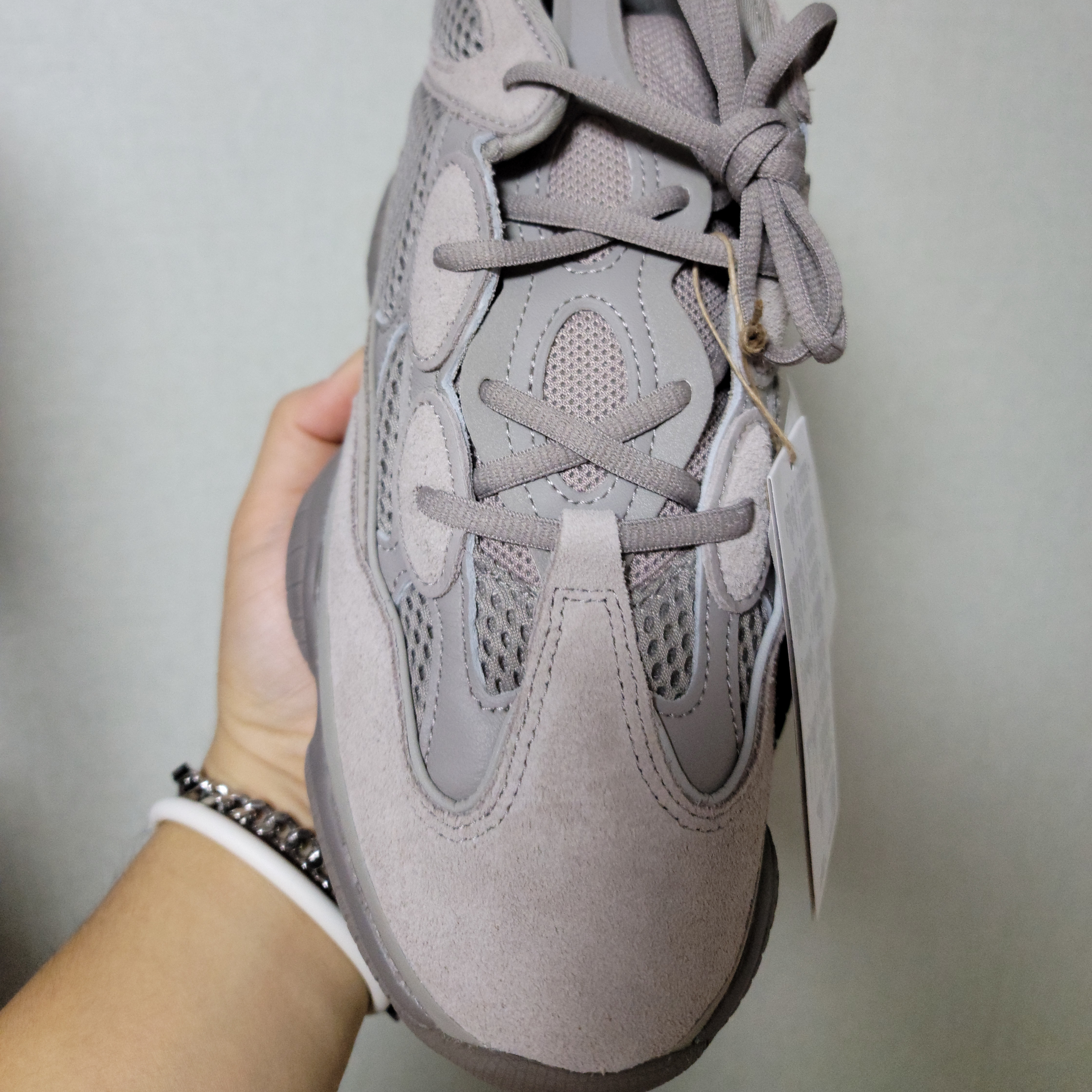 Adidas Yeezy 500 Ash Grey 착용 스타일 - 2