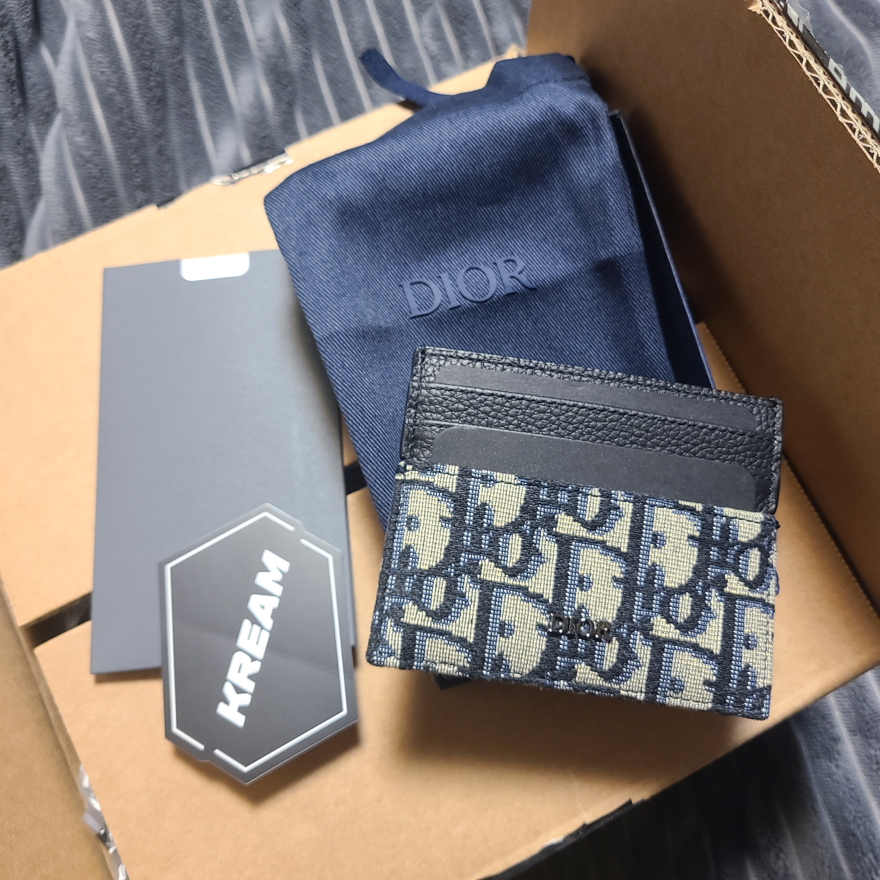 Dior Card Holder Beige & Black Dior Oblique Jacquard 착용 스타일 - 1