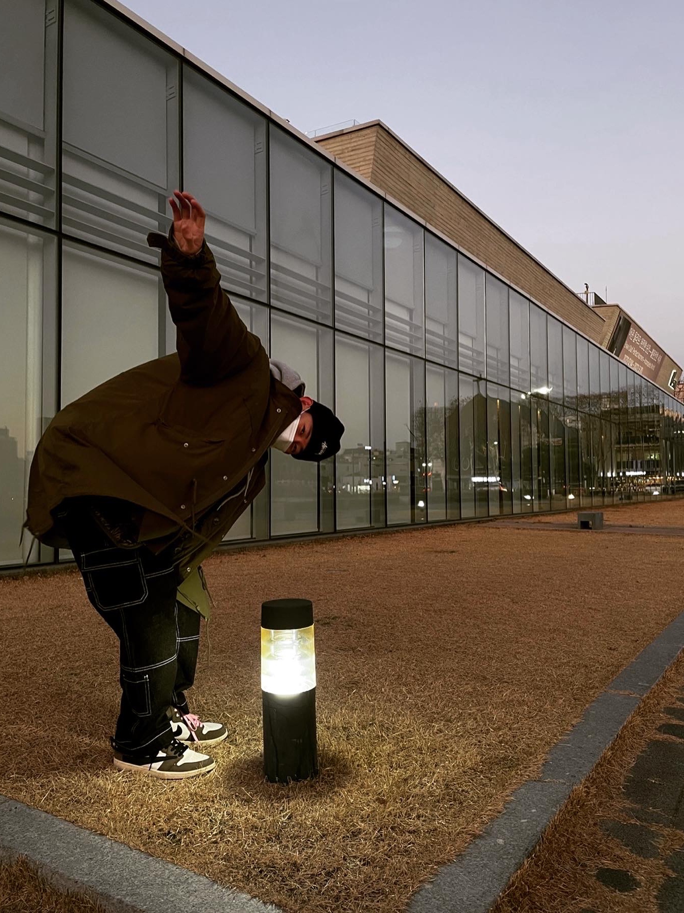 Stussy x Our Legacy Yin Yang Beanie Black, Jordan 1 x Travis Scott Retro High OG SP Mocha 착용 스타일