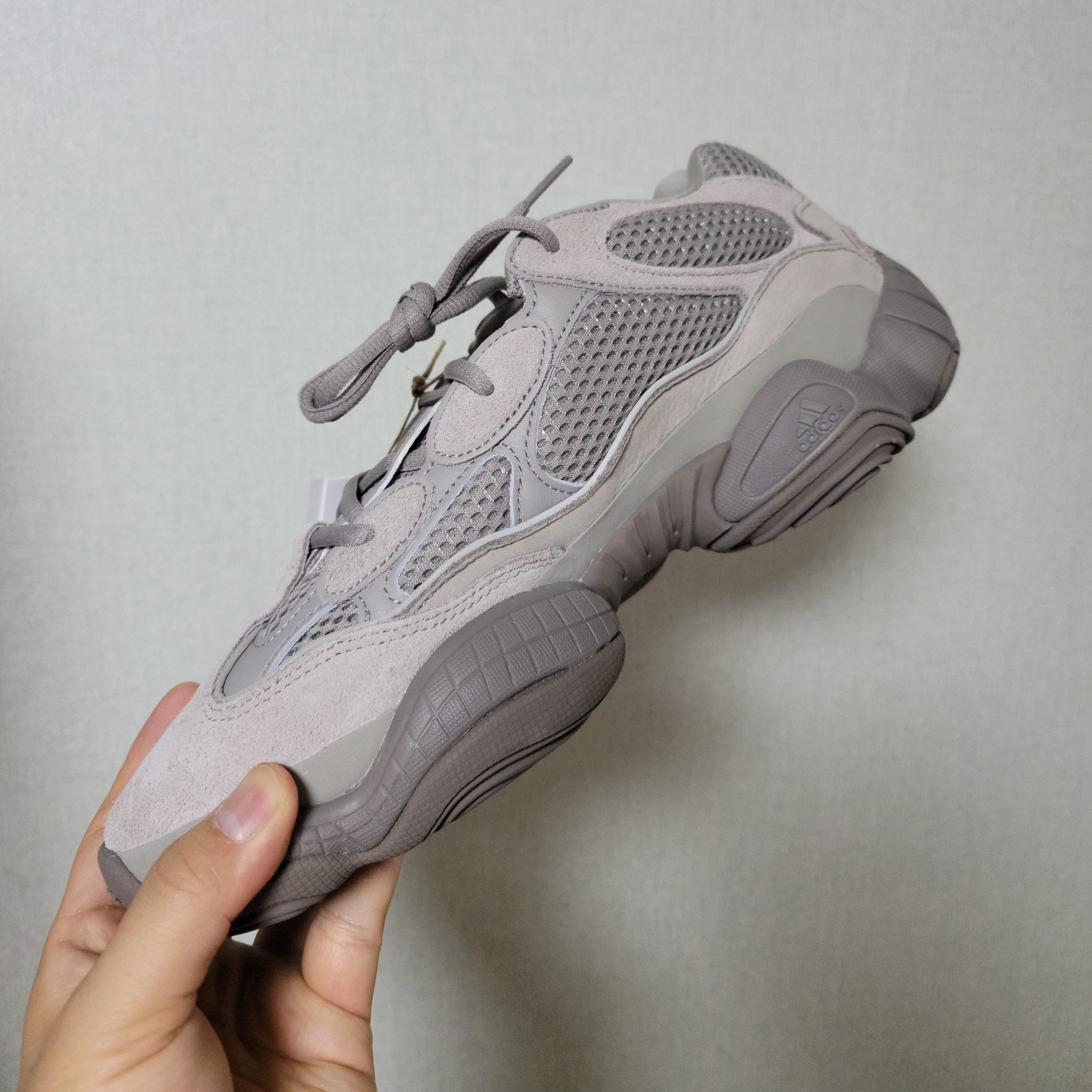 Adidas Yeezy 500 Ash Grey 착용 스타일 - 3
