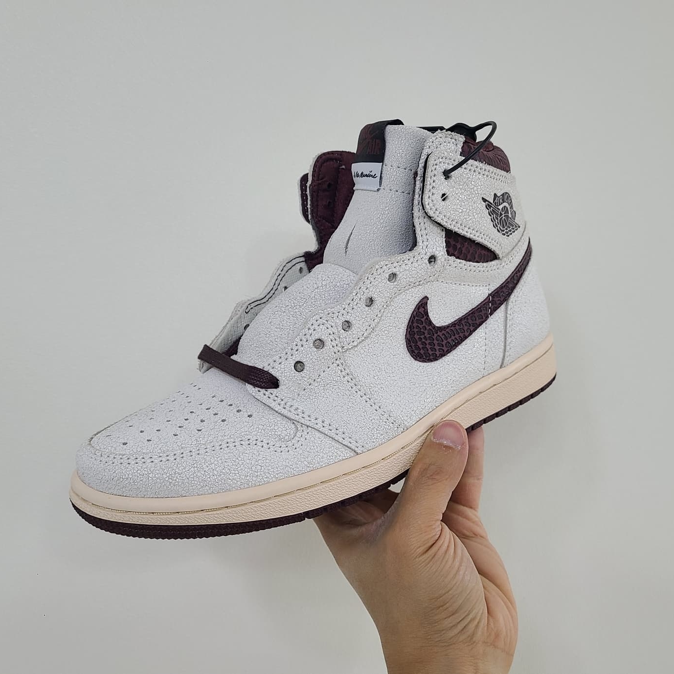 Jordan 1 x A Ma Maniere Retro High OG SP Sail and Burgundy, (TD) Jordan 1 x A Ma Maniere Retro High OG SP Burgundy and Sail 착용 스타일 - 1