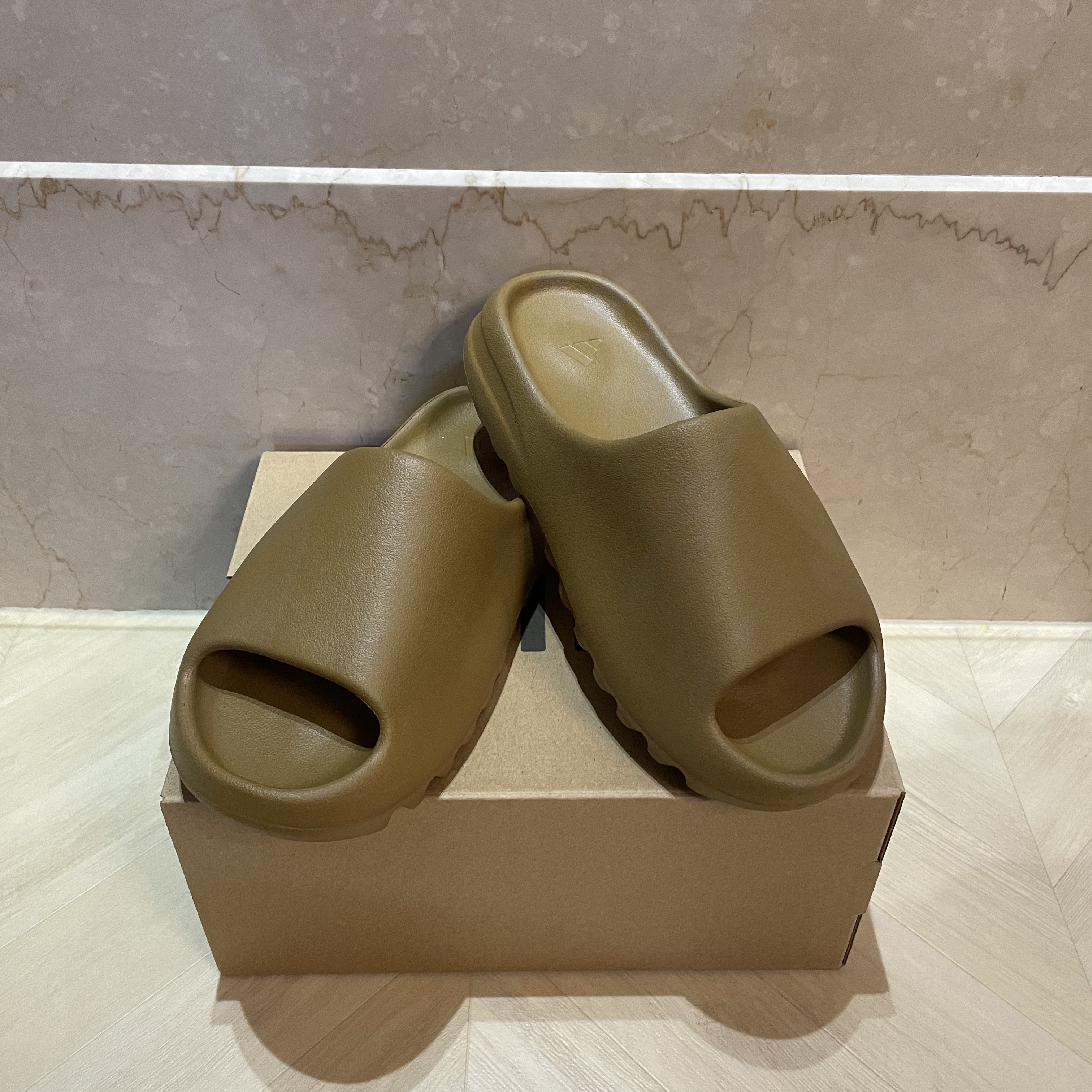 Adidas Yeezy Slide Ochre 착용 스타일
