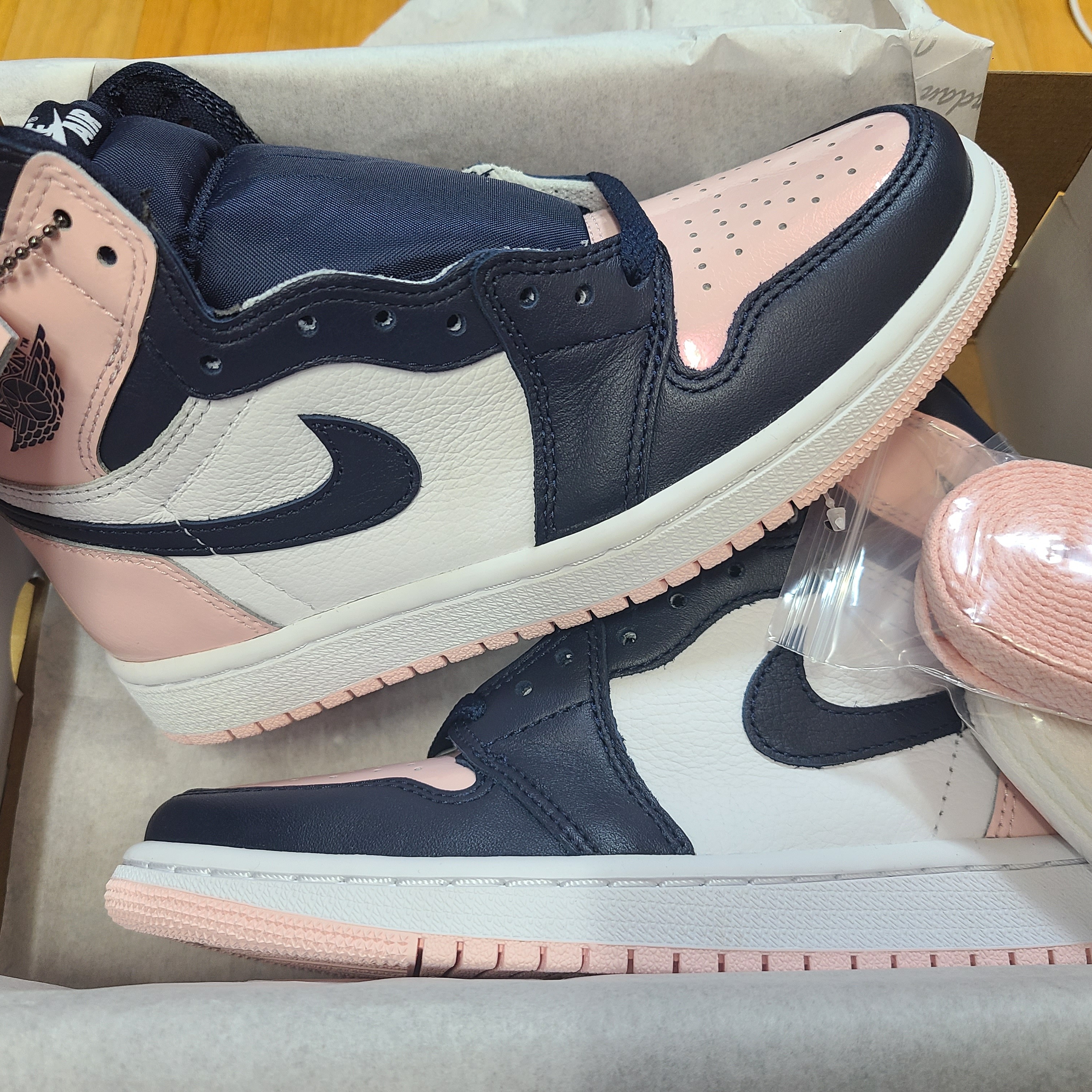 (W) Jordan 1 Retro High OG Atmosphere 착용 스타일 - 1