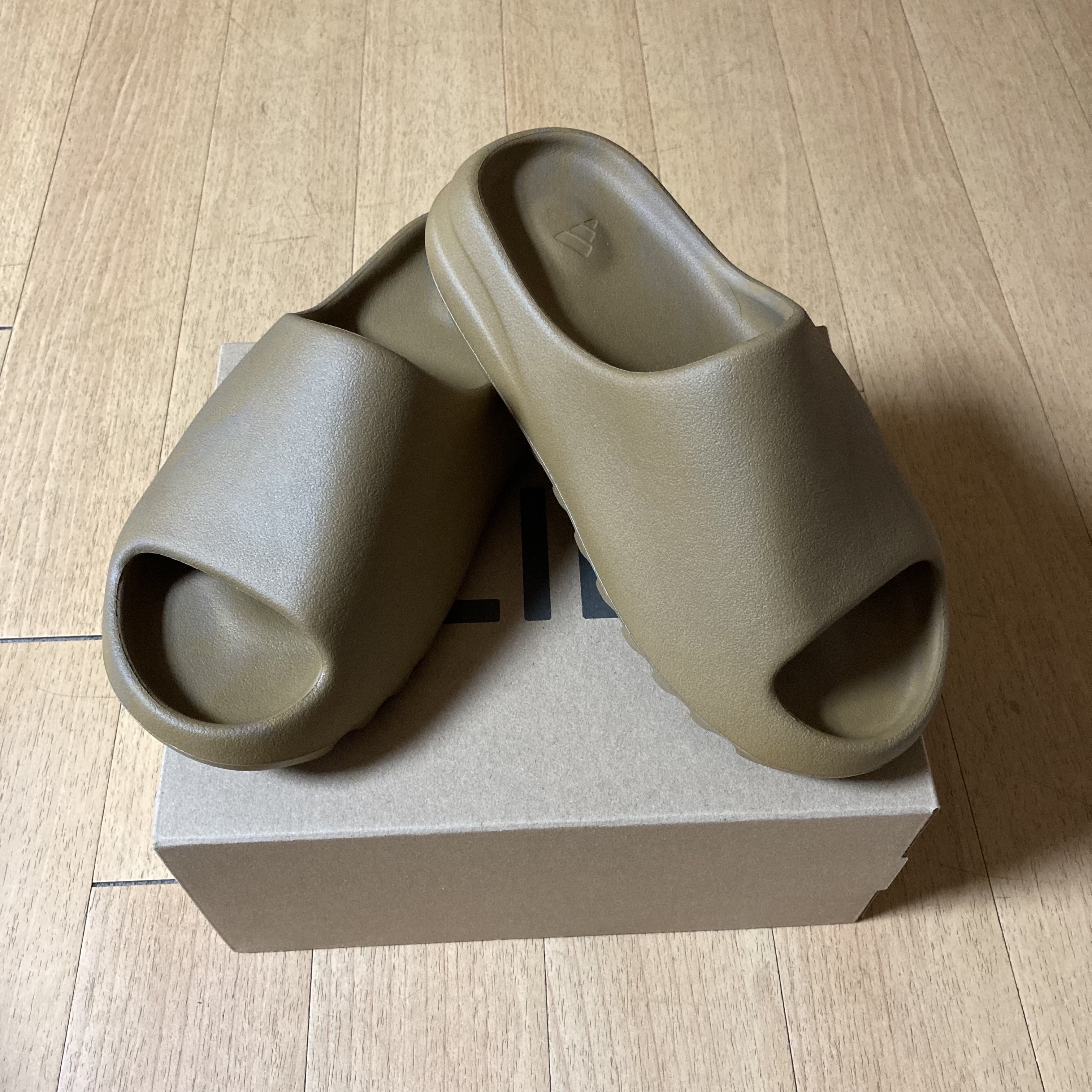 Adidas Yeezy Slide Ochre 착용 스타일 - 1
