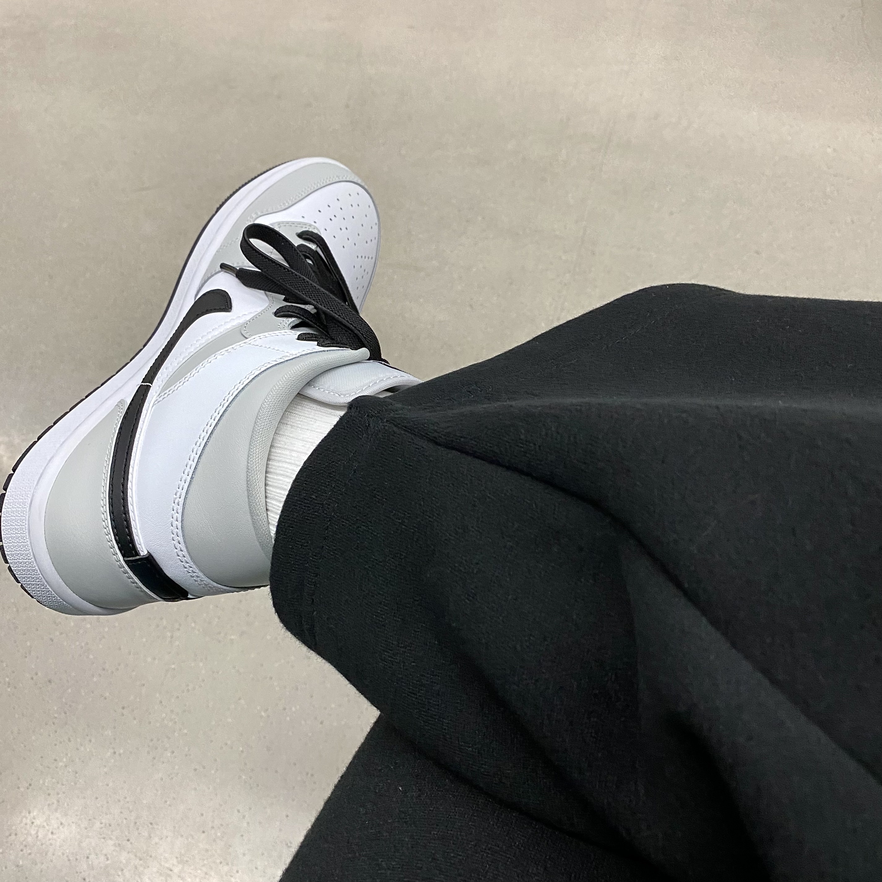 (W) Jordan 1 Mid Grey Fog, Jordan 1 Retro High OG Royal Toe 착용 스타일 - 1