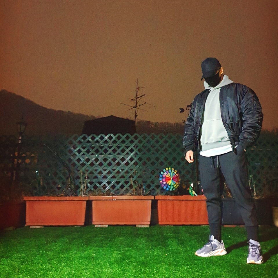 Adidas Yeezy Boost 700 Magnet 착용 스타일 - 1