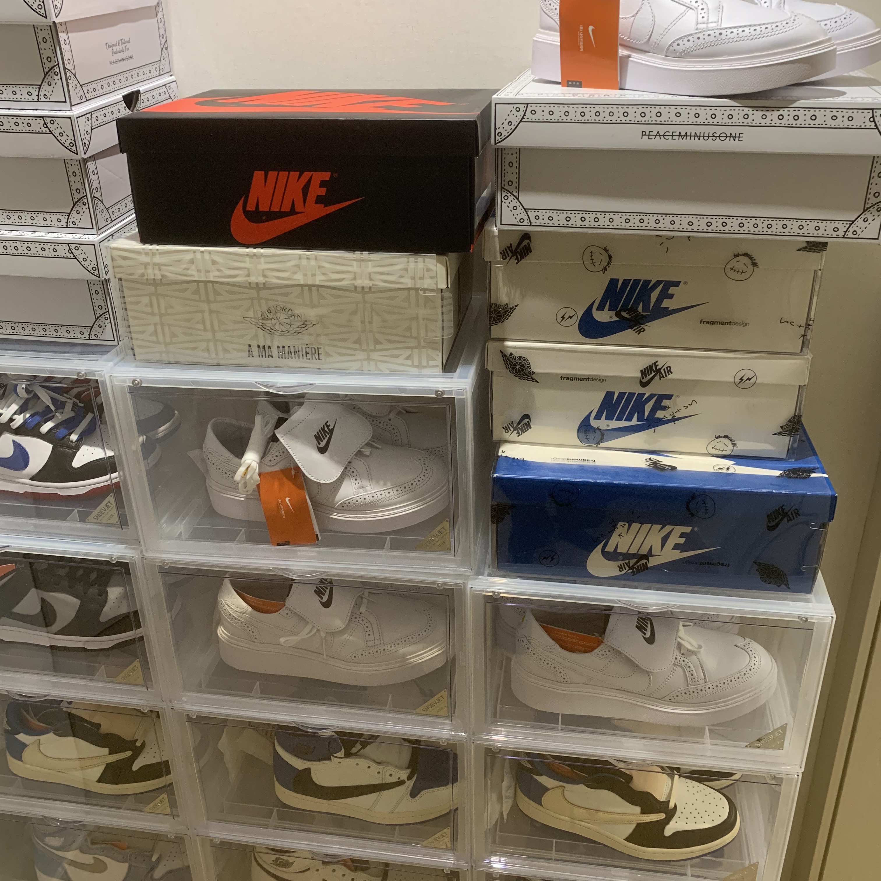 Jordan 1 x Travis Scott x Fragment Retro Low OG SP Military Blue, Nike x Peaceminusone Kwondo1 White 착용 스타일
