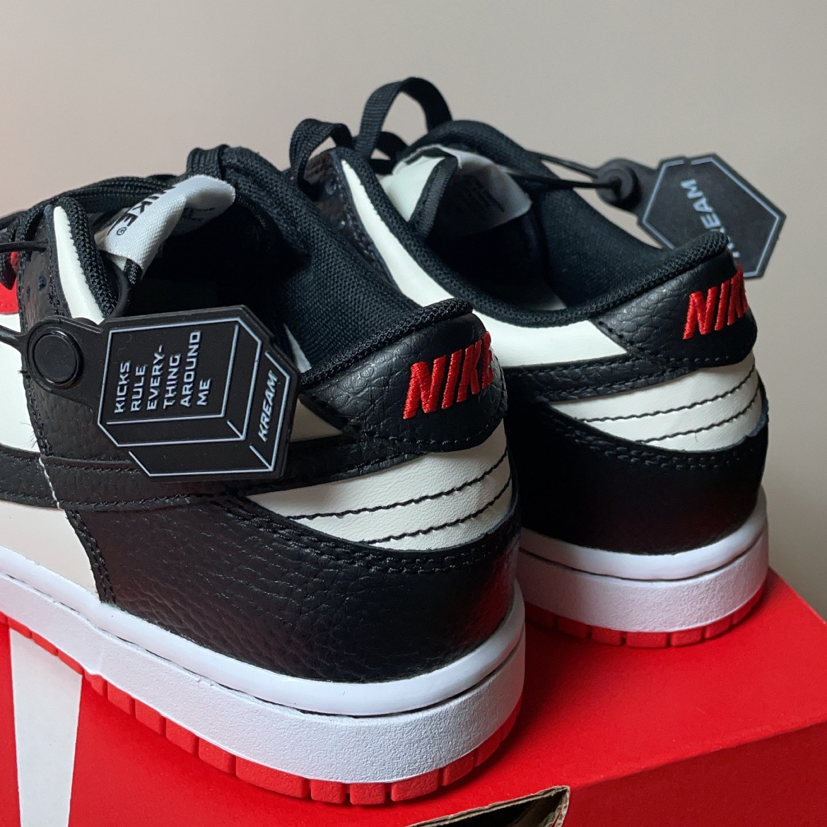 (PS) Nike x NBA Dunk Low Black and Chile Red 착용 스타일 - 2