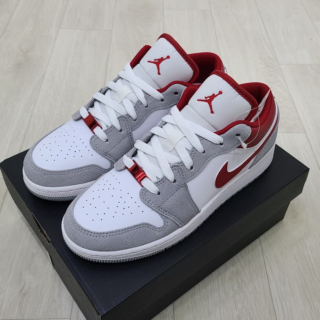 (GS) Jordan 1 Low SE Light Smoke Grey Gym Red 착용 스타일 - 2