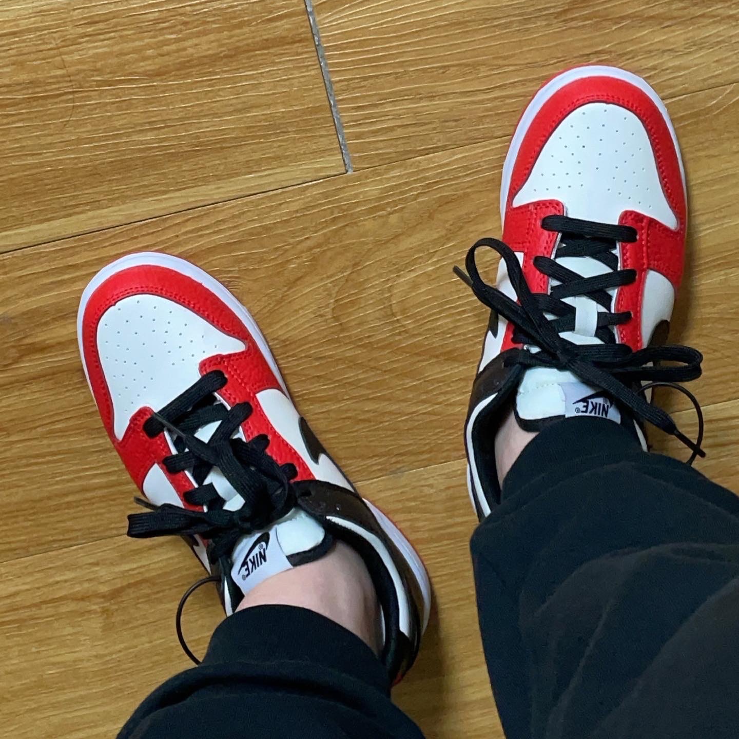 (PS) Nike x NBA Dunk Low Black and Chile Red 착용 스타일 - 4