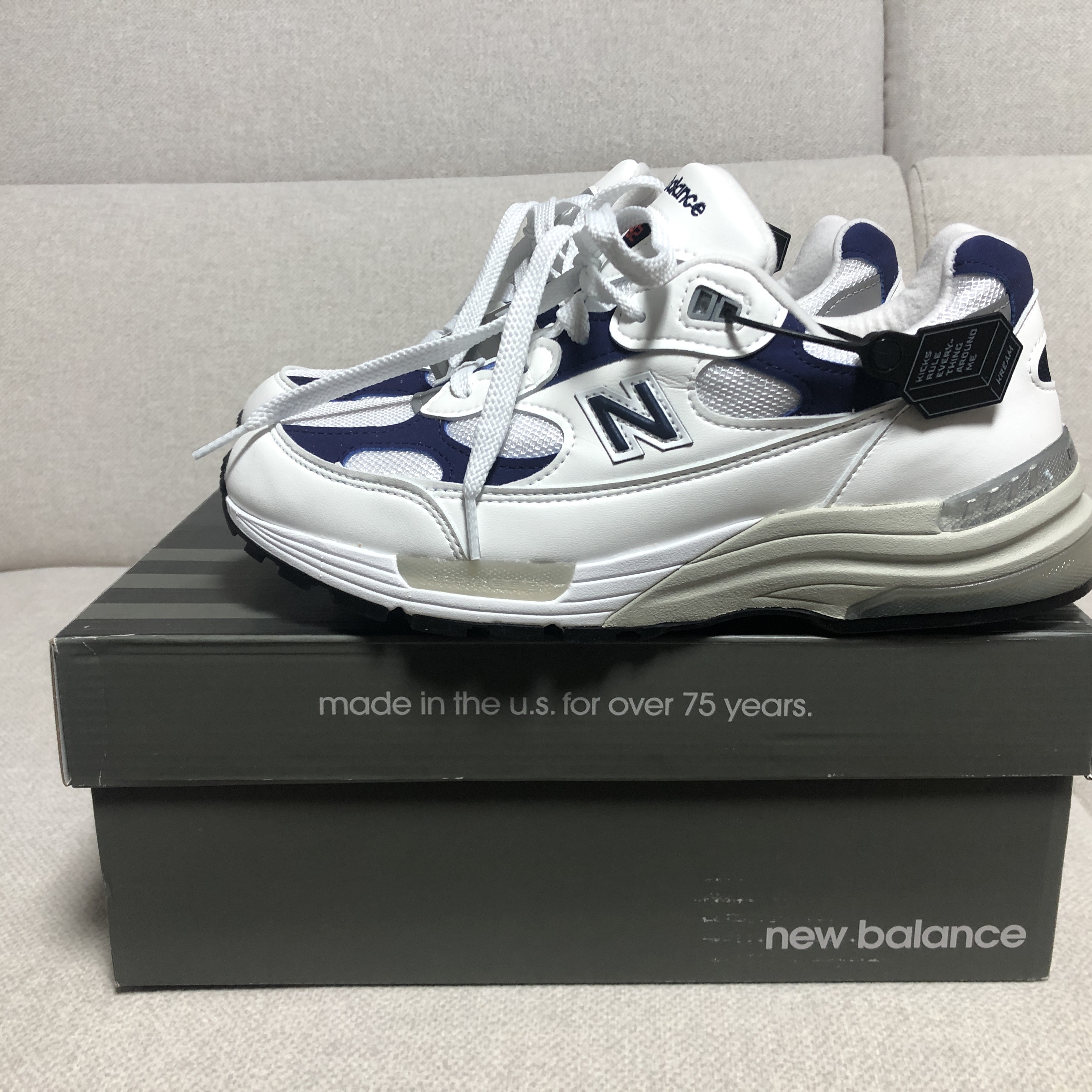 New Balance 992 Made in USA White Navy 착용 스타일 - 1
