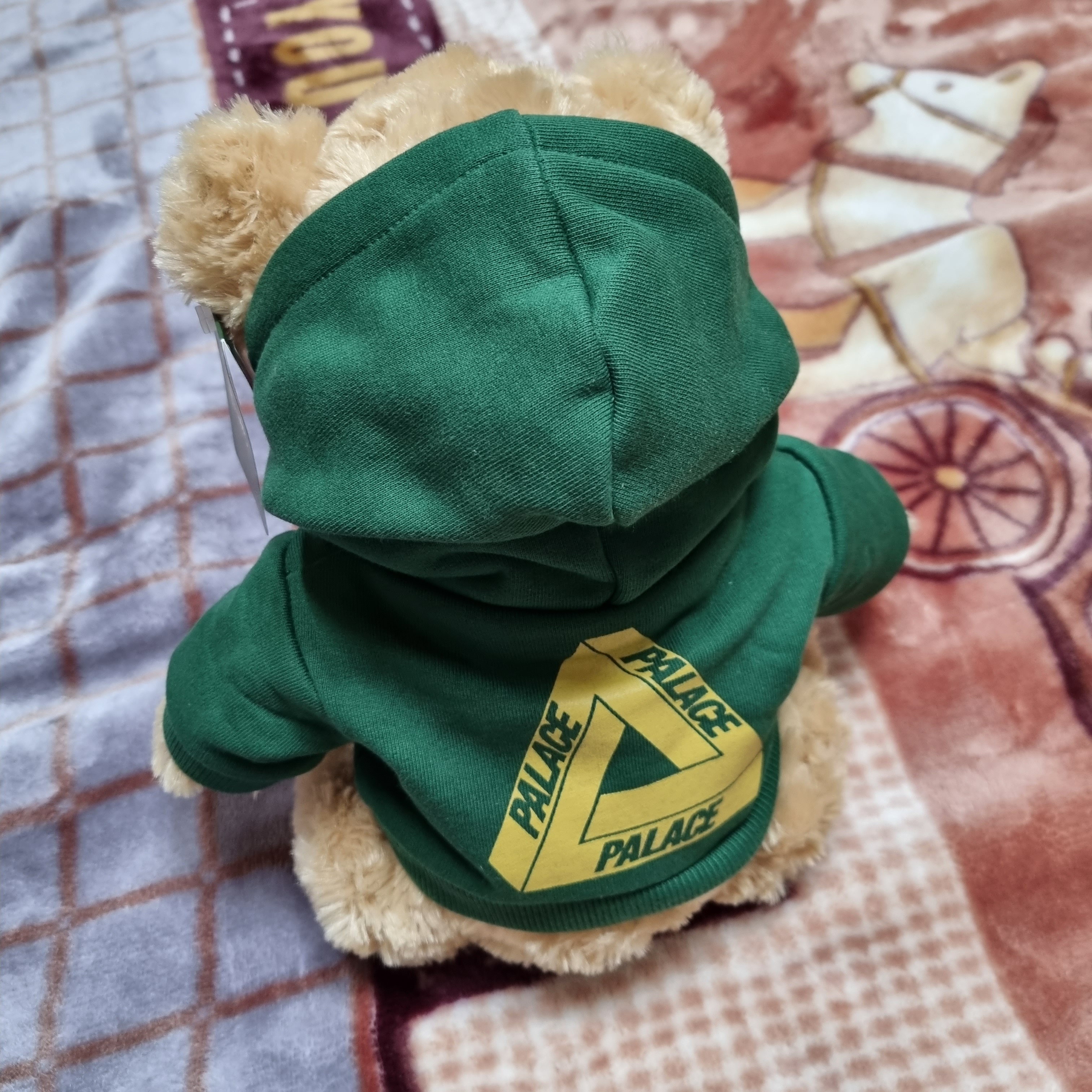 Palace x Harrods The Palace Harrods Bear Green - 21FW 착용 스타일 - 3