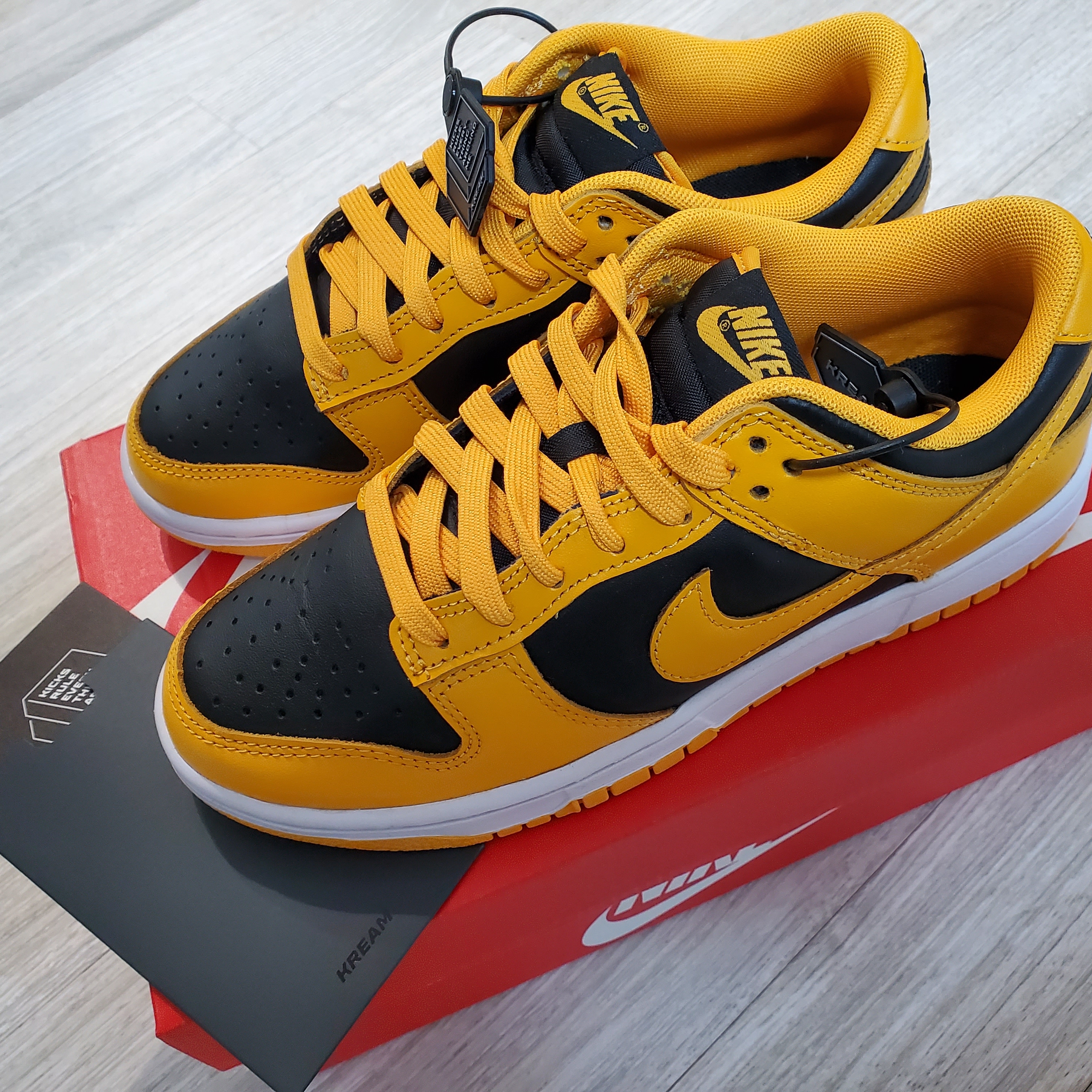 Nike Dunk Low Retro Championship Goldenrod 착용 스타일 - 2