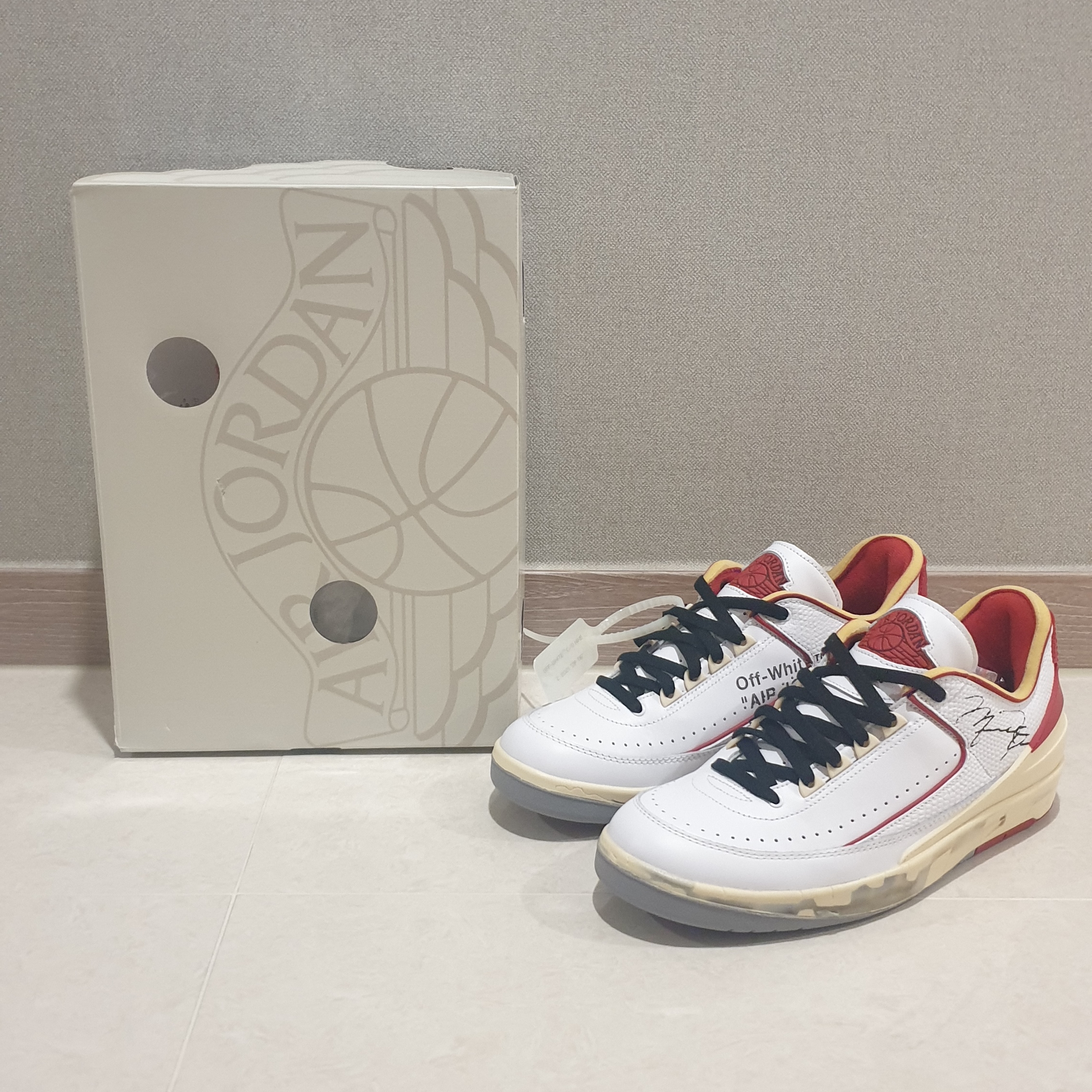 Jordan 2 x Off-White Retro Low SP White and Varsity Red 착용 스타일