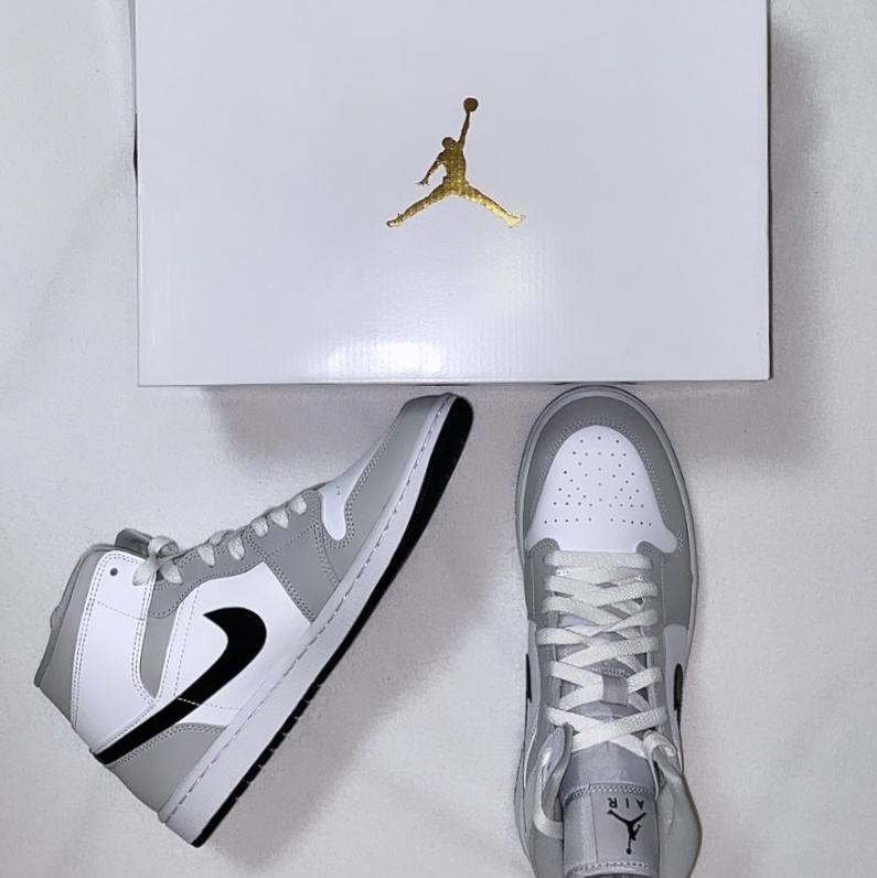 (W) Jordan 1 Mid Grey Fog, Jordan 1 Retro High OG Royal Toe 착용 스타일 - 3