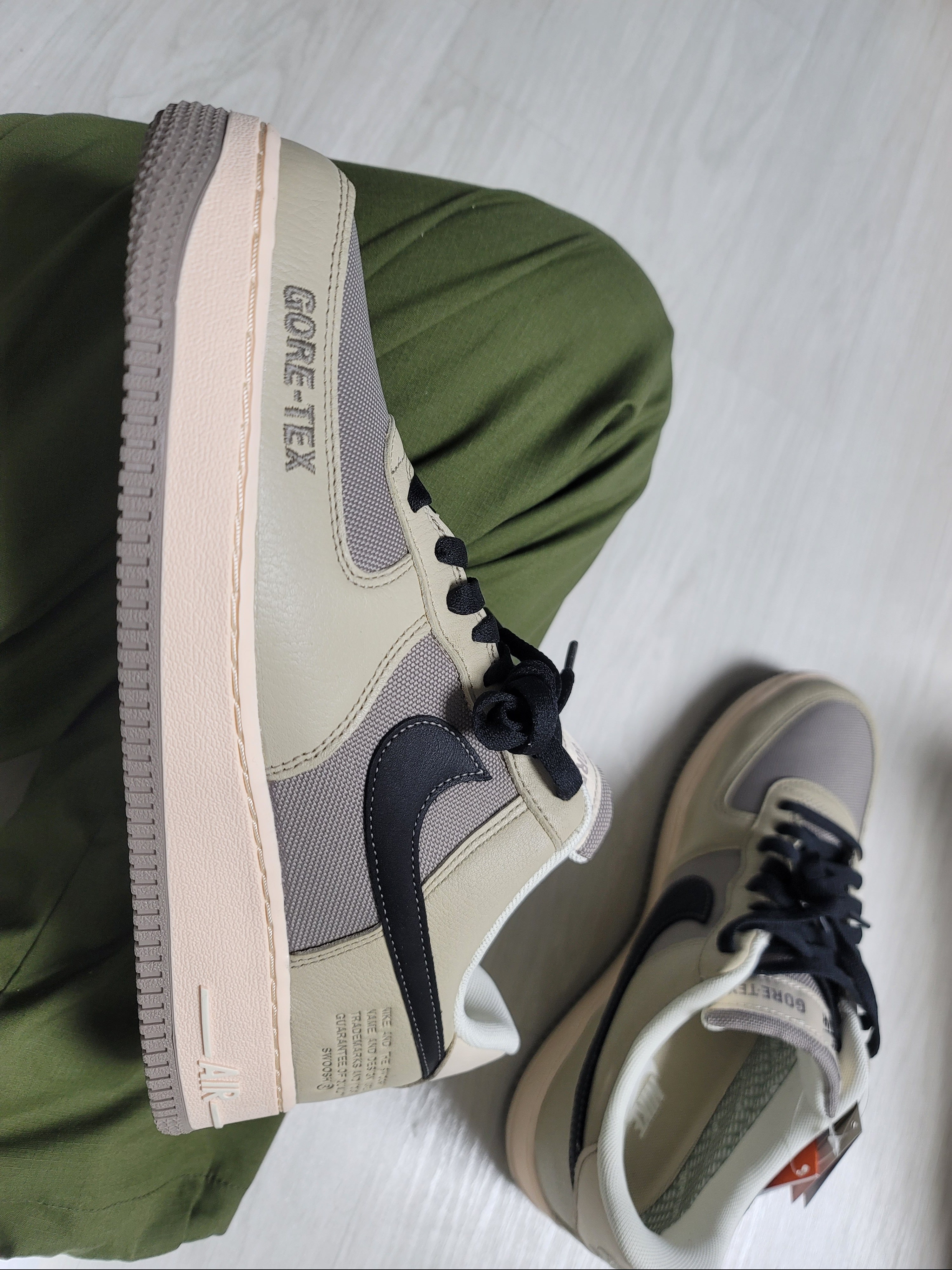 Nike Air Force 1 Low Gore-Tex Olive 착용 스타일 - 3