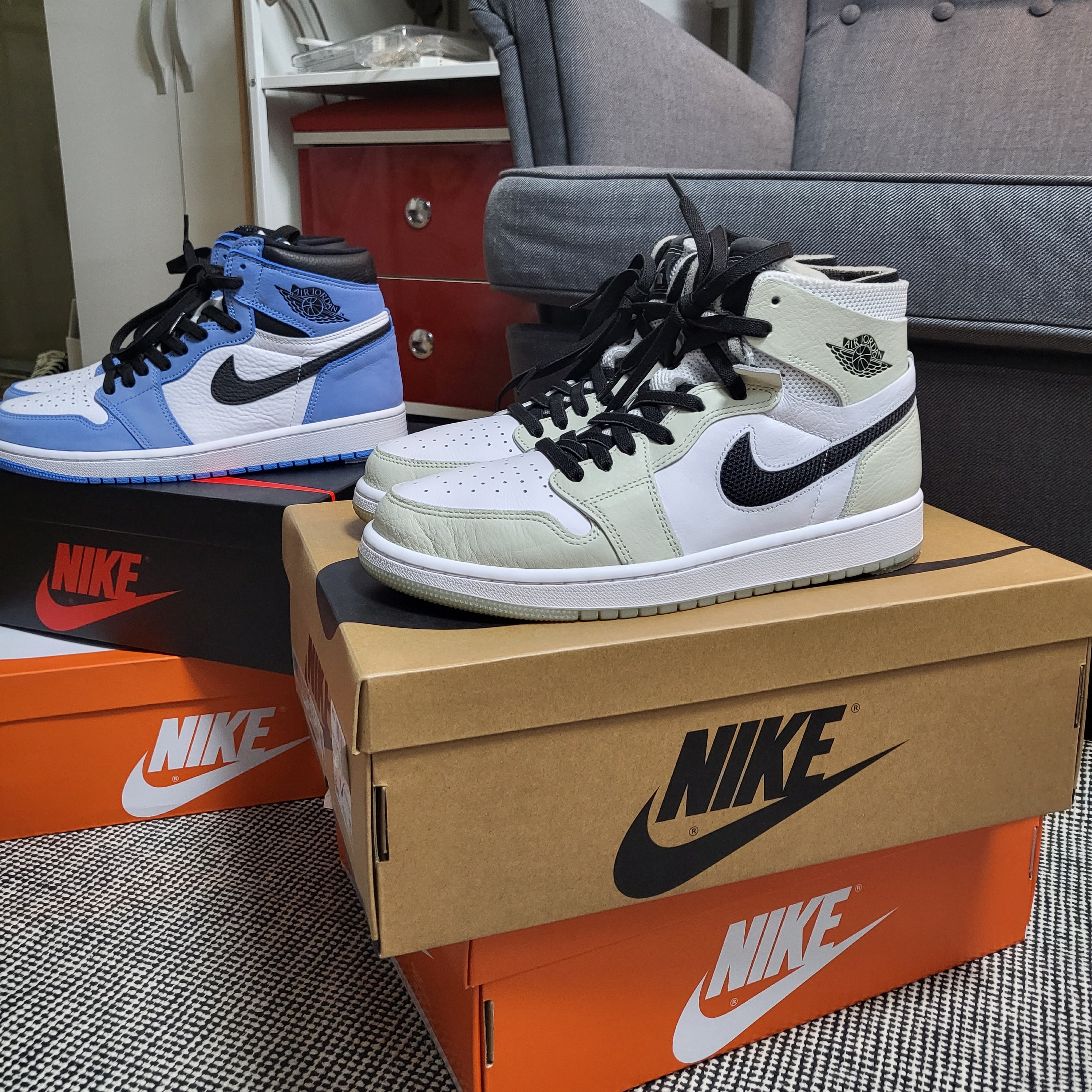 (W) Jordan 1 Zoom Air CMFT Light Bone, Jordan 1 Retro High OG University Blue 착용 스타일