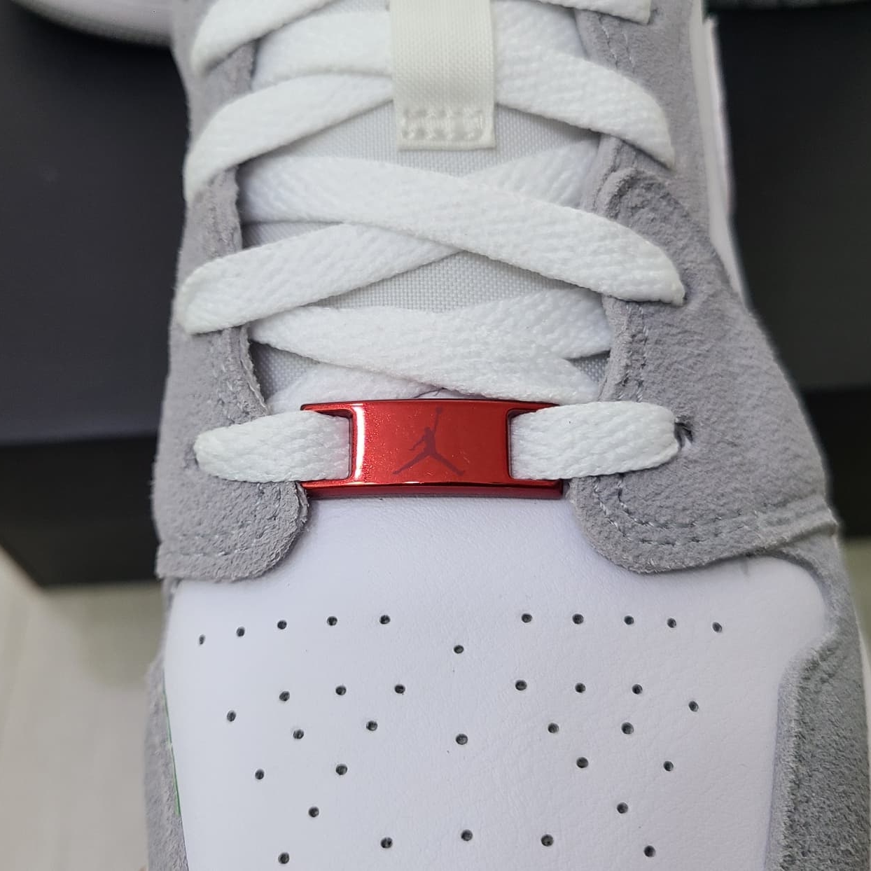 (GS) Jordan 1 Low SE Light Smoke Grey Gym Red 착용 스타일 - 4