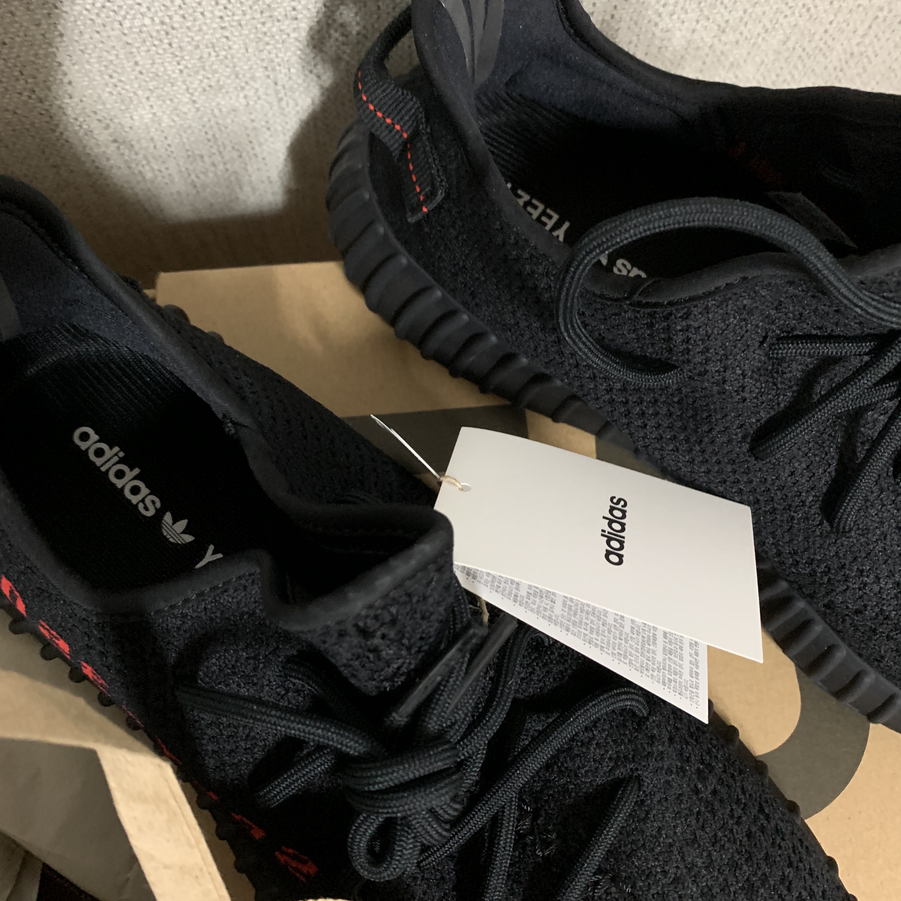 Adidas Yeezy Boost 350 V2 Black Red 2020 착용 스타일 - 1