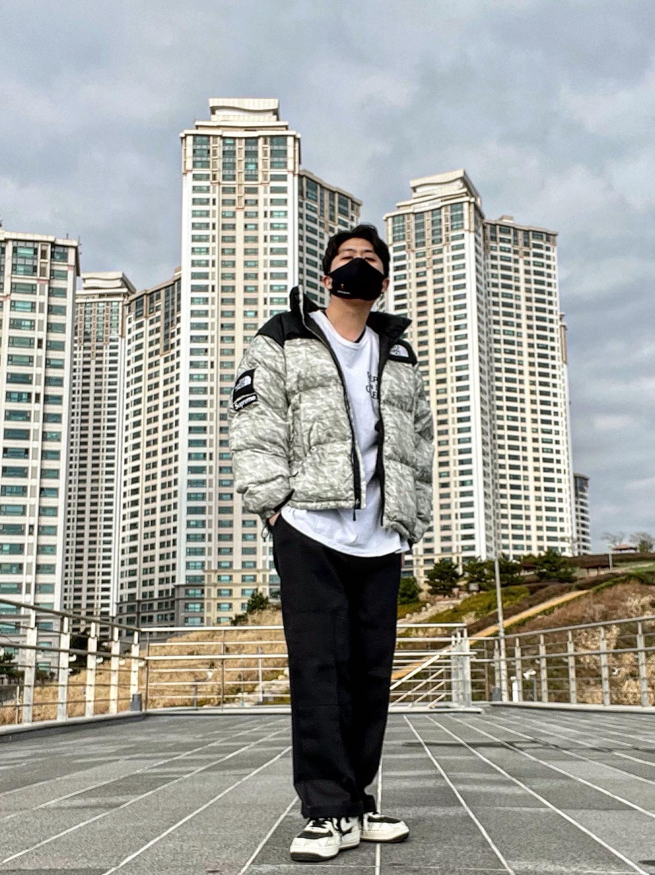 Supreme x The North Face Paper Print Nuptse Jacket - 19FW, Nike Air Force 1 Low Snakeskin Cocoa 착용 스타일 - 1