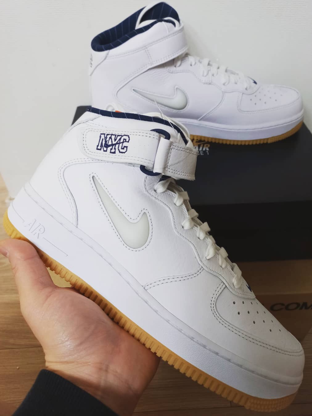 Nike Air Force 1 Mid QS NYC White Midnight Navy 착용 스타일 - 1