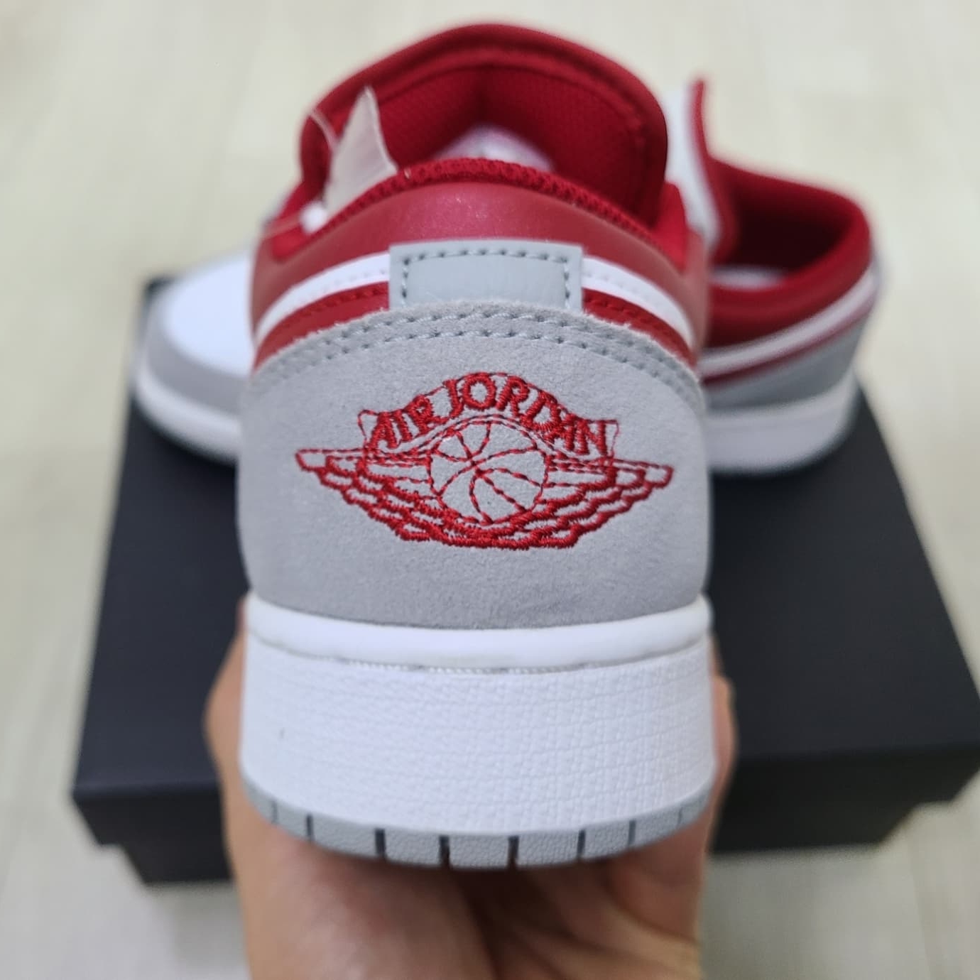 (GS) Jordan 1 Low SE Light Smoke Grey Gym Red 착용 스타일 - 3