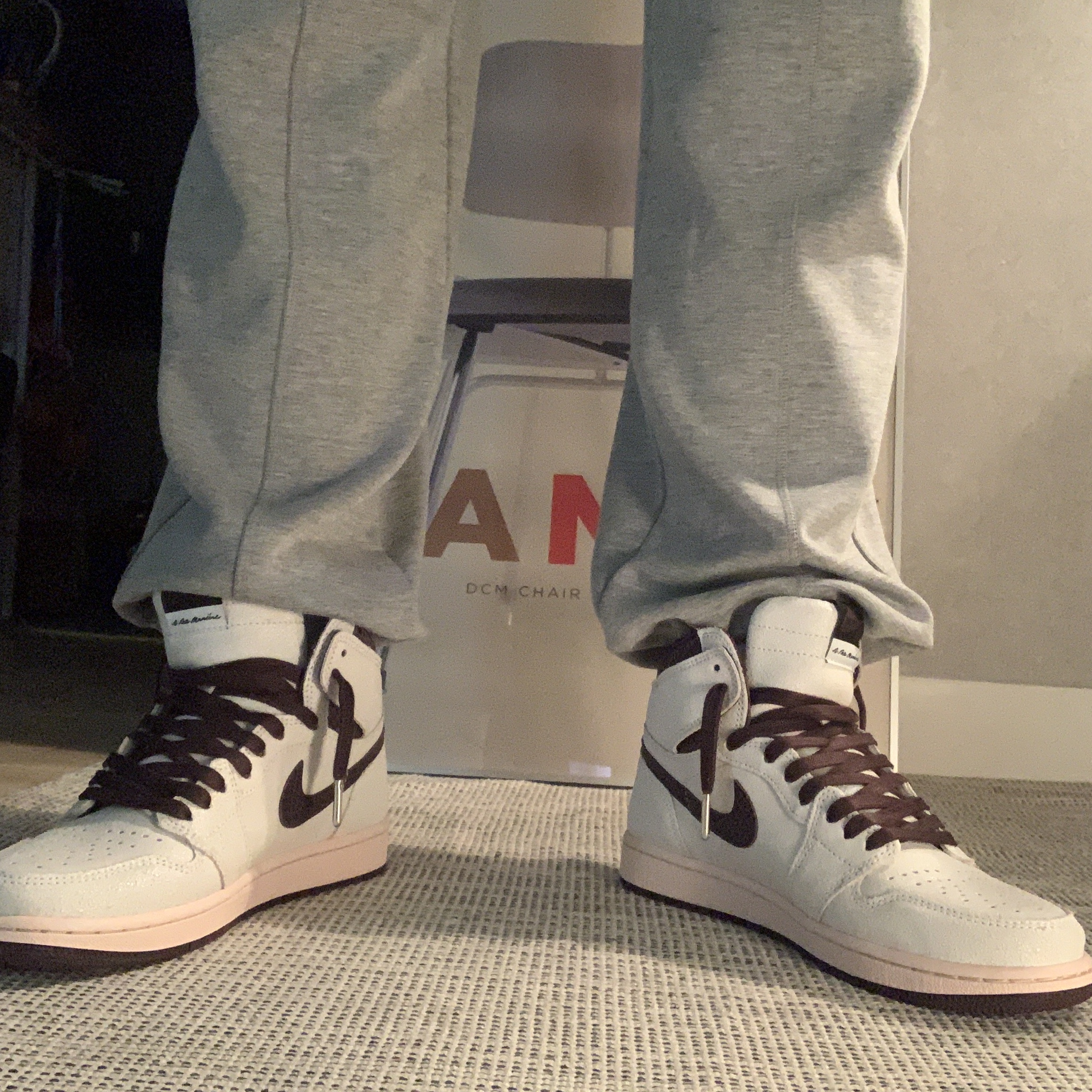 Jordan 1 x A Ma Maniere Retro High OG SP Sail and Burgundy 착용 스타일 - 3