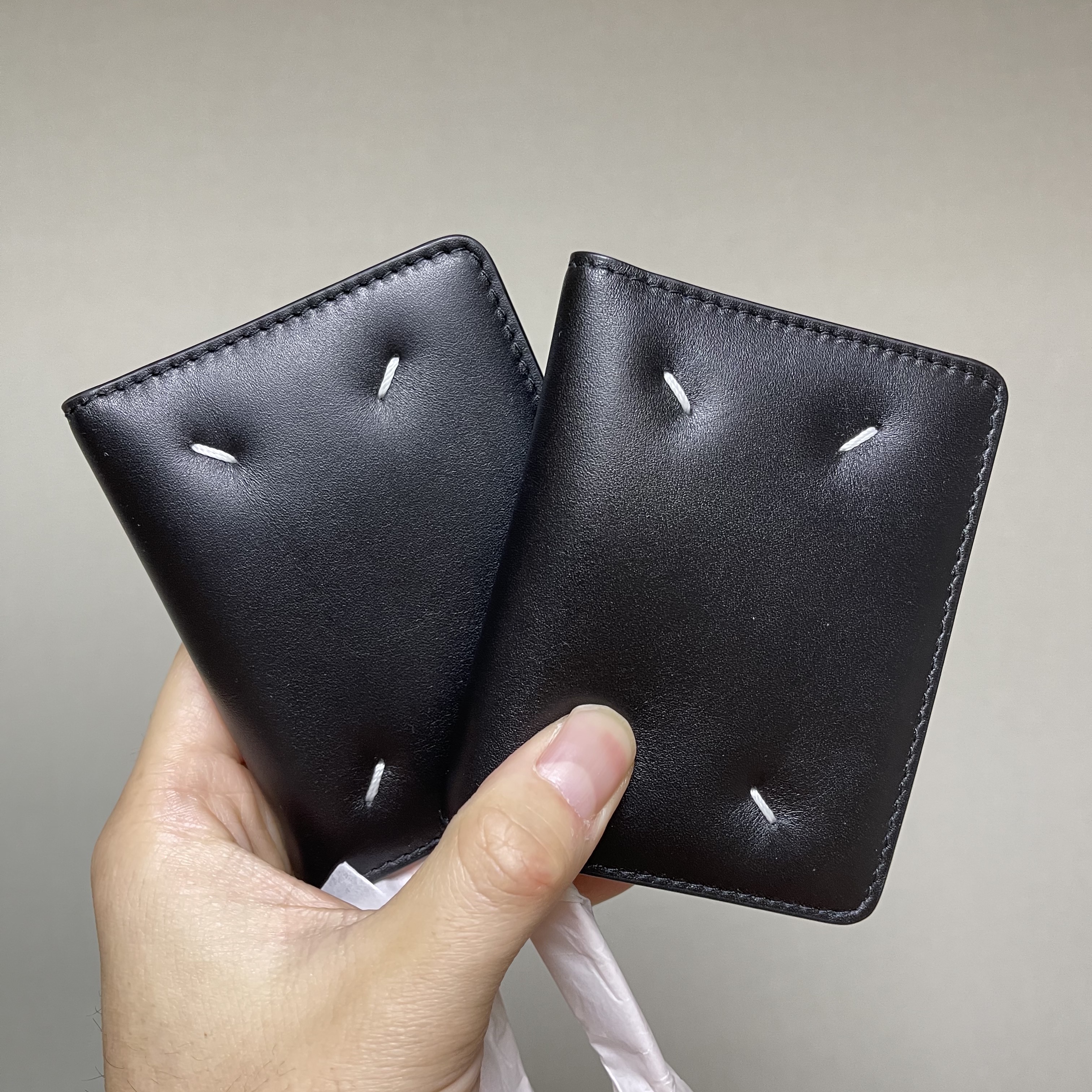 Maison Margiela Keyring Calfskin Wallet Black 착용 스타일