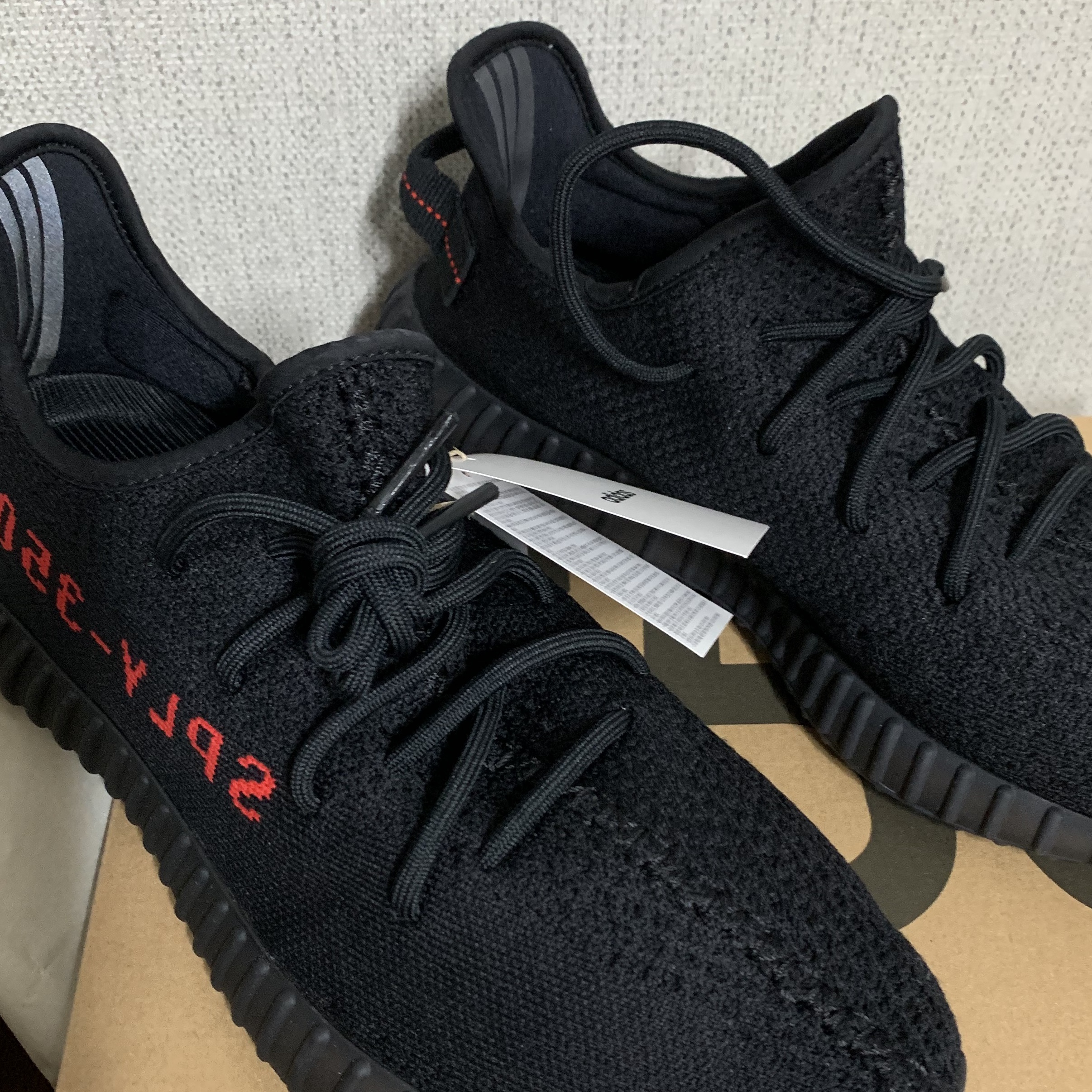 Adidas Yeezy Boost 350 V2 Black Red 2020 착용 스타일 - 2