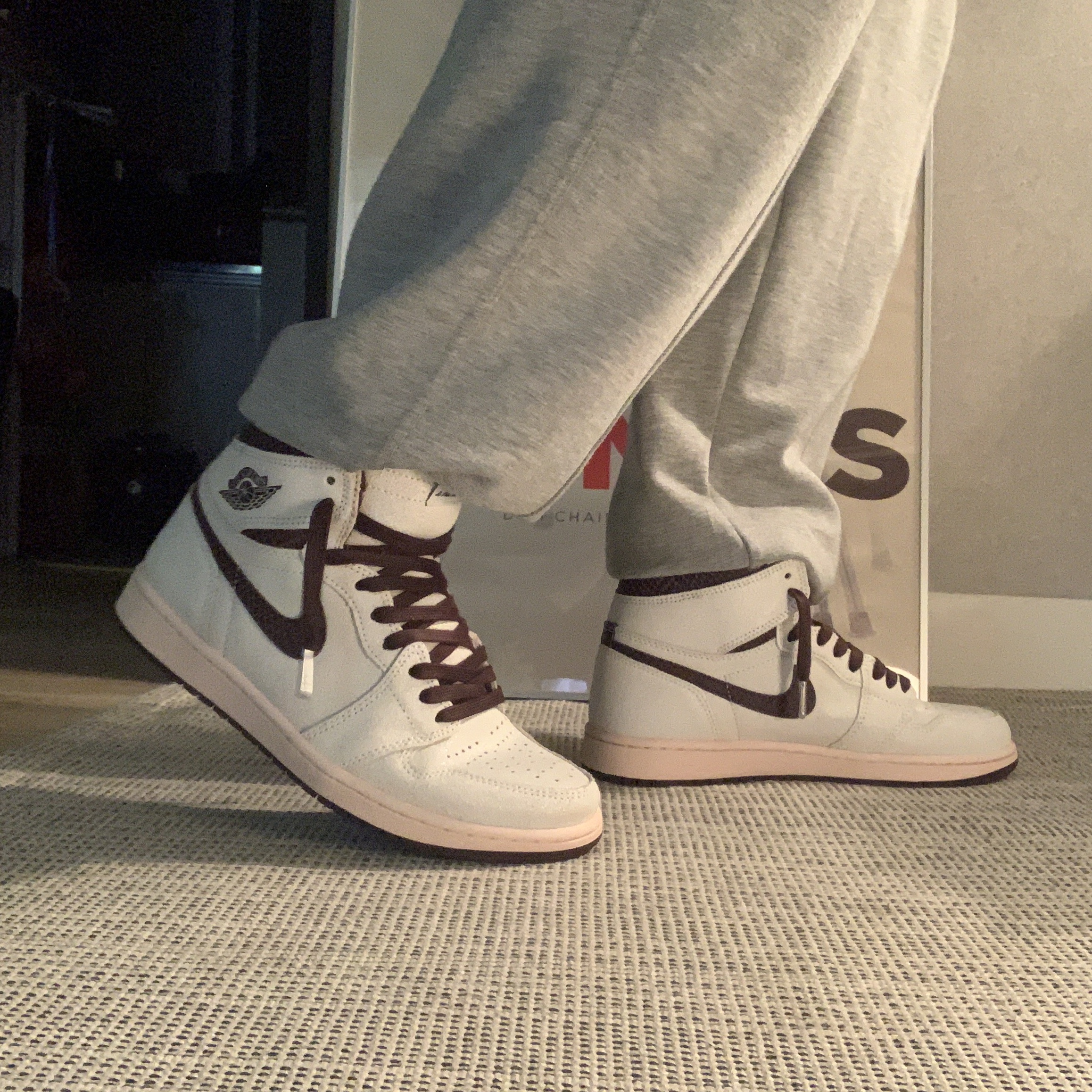 Jordan 1 x A Ma Maniere Retro High OG SP Sail and Burgundy 착용 스타일 - 1