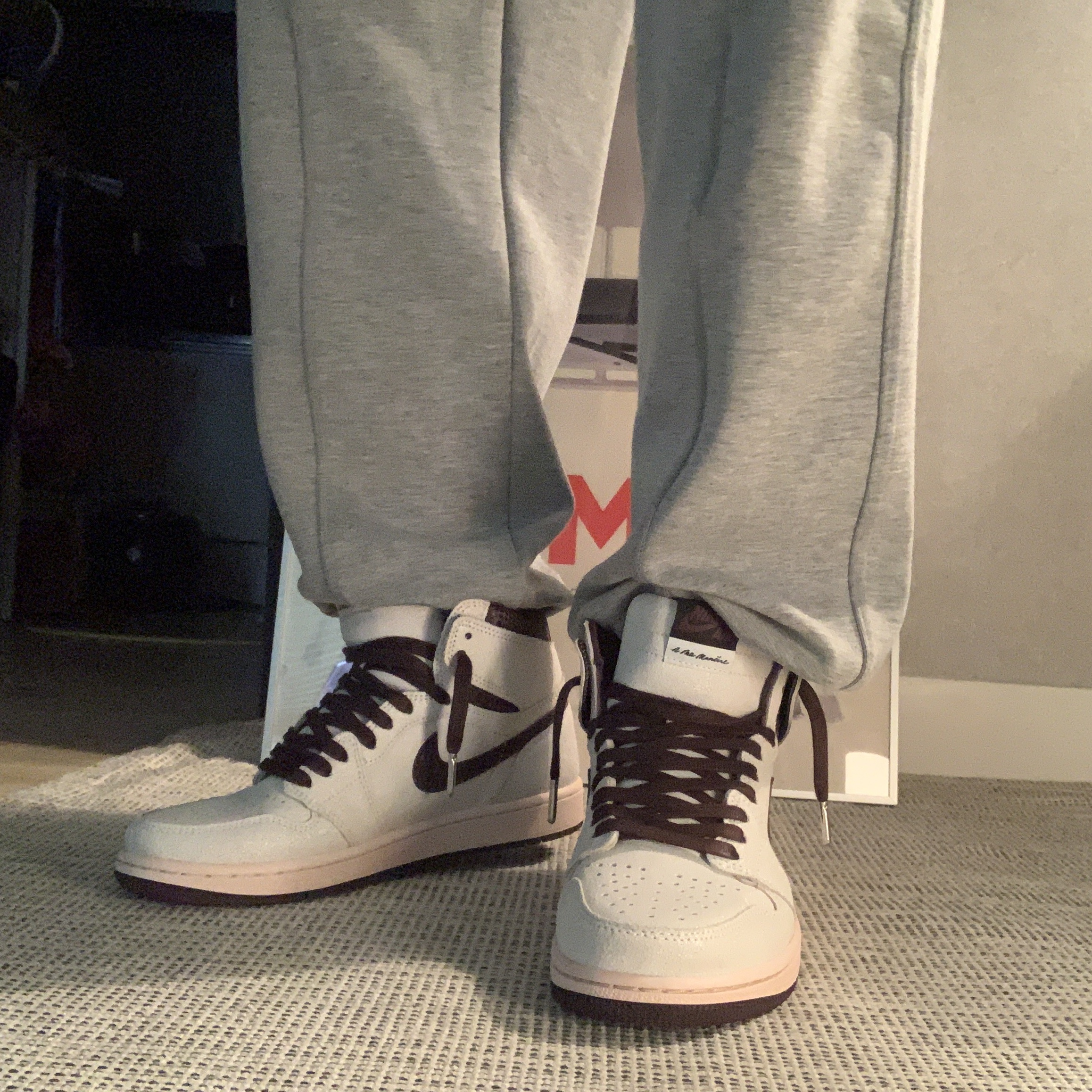 Jordan 1 x A Ma Maniere Retro High OG SP Sail and Burgundy 착용 스타일 - 2
