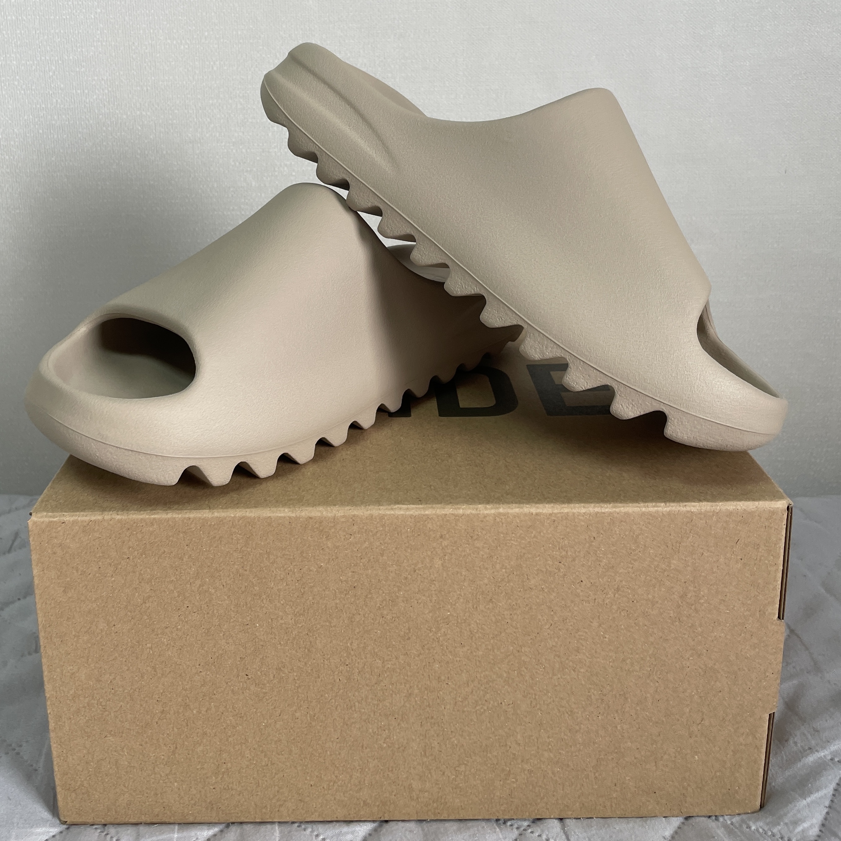 Adidas Yeezy Slide Pure 착용 스타일