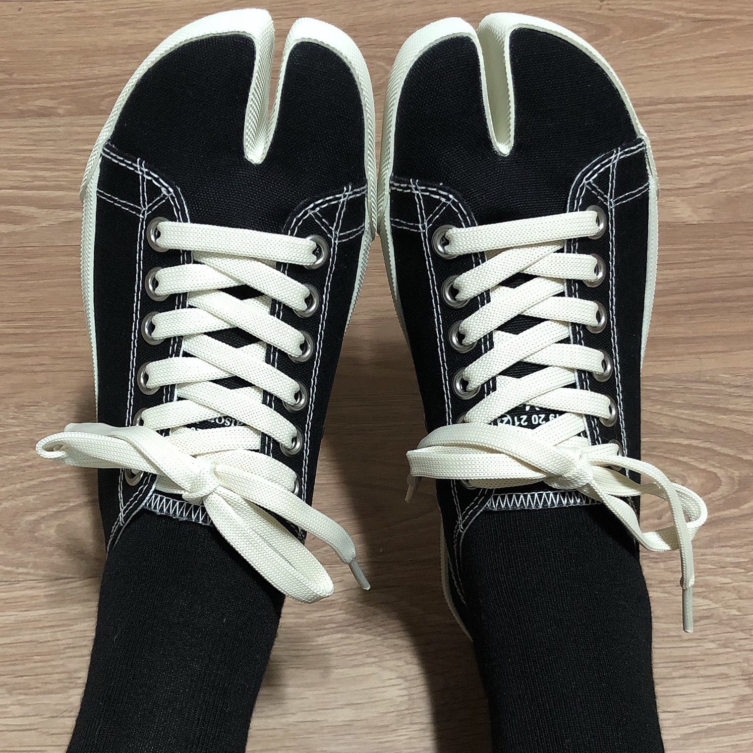 Maison Margiela Tabi Low Black 착용 스타일 - 3