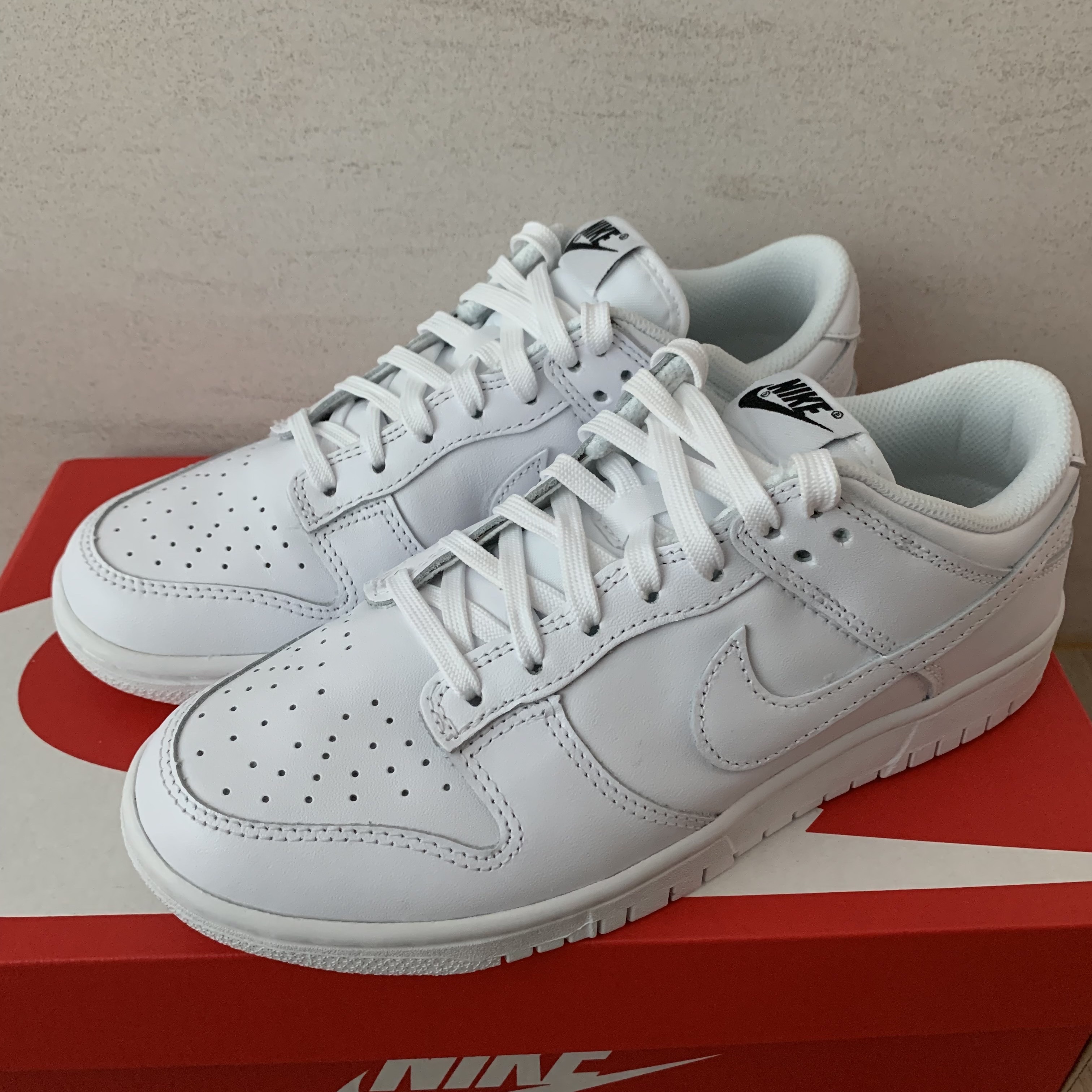 (W) Nike Dunk Low Triple White 착용 스타일 - 1