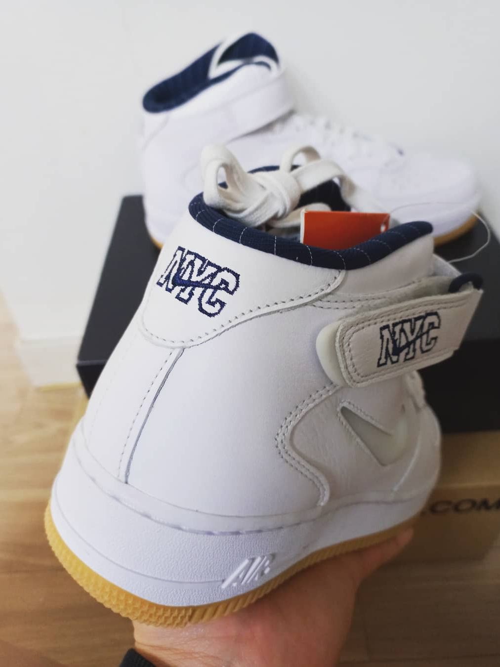 Nike Air Force 1 Mid QS NYC White Midnight Navy 착용 스타일 - 2
