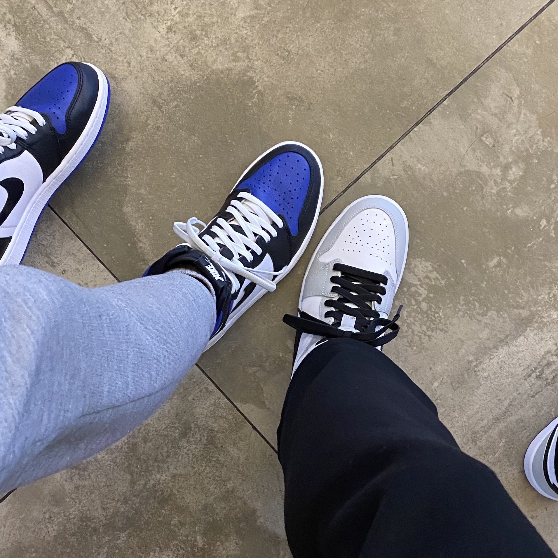(W) Jordan 1 Mid Grey Fog, Jordan 1 Retro High OG Royal Toe 착용 스타일 - 2