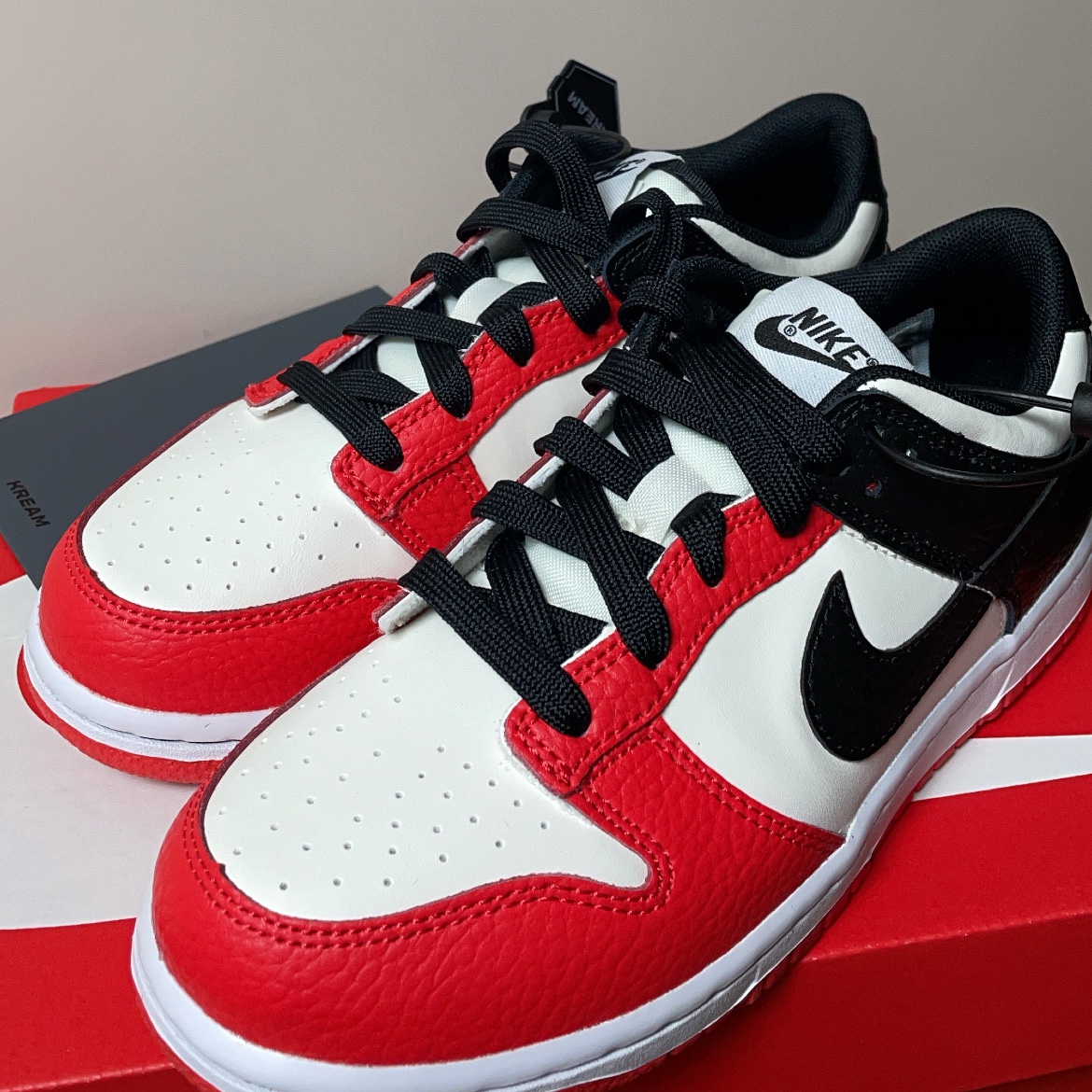 (PS) Nike x NBA Dunk Low Black and Chile Red 착용 스타일 - 1