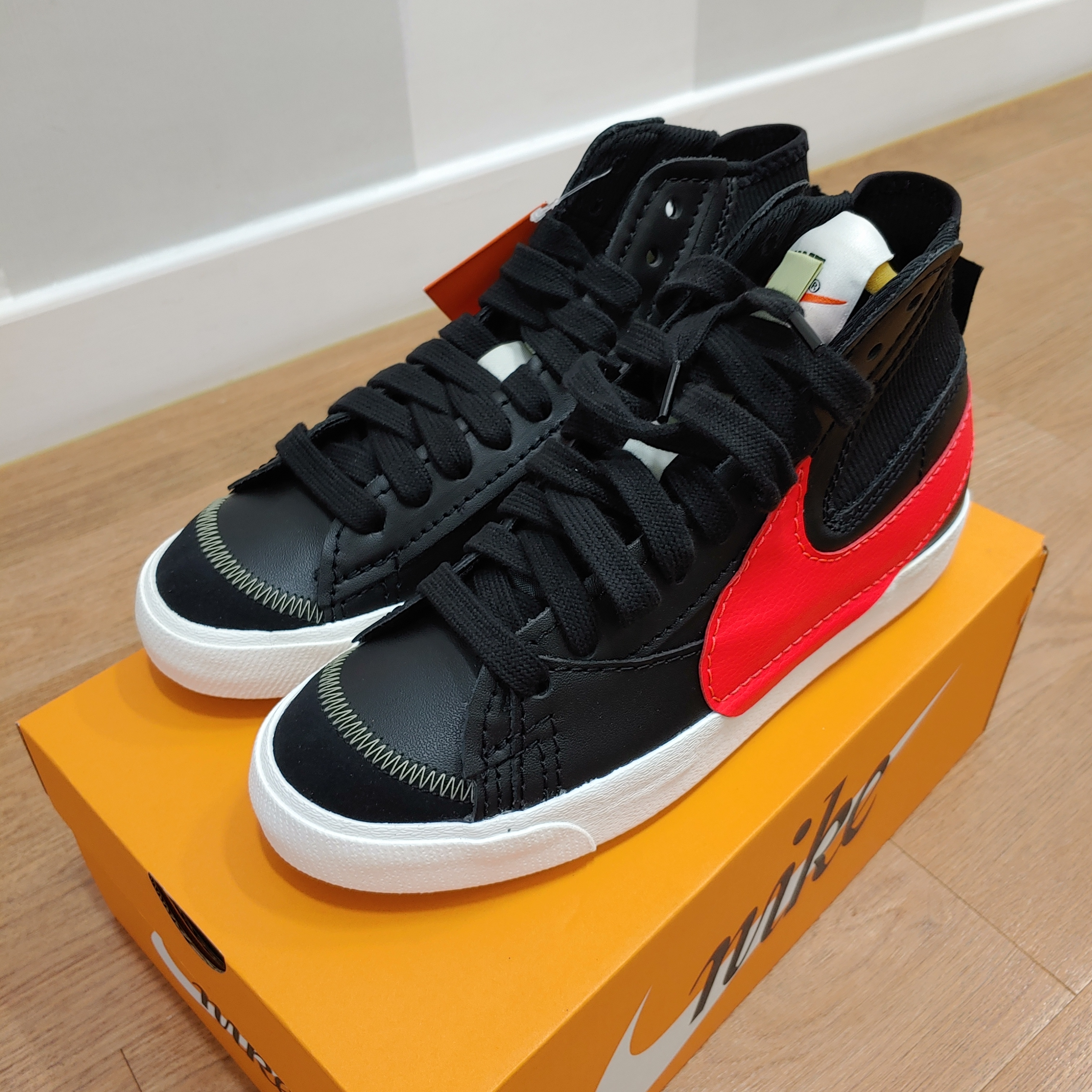 Nike Blazer Mid '77 Jumbo Black Bright Crimson 착용 스타일 - 1
