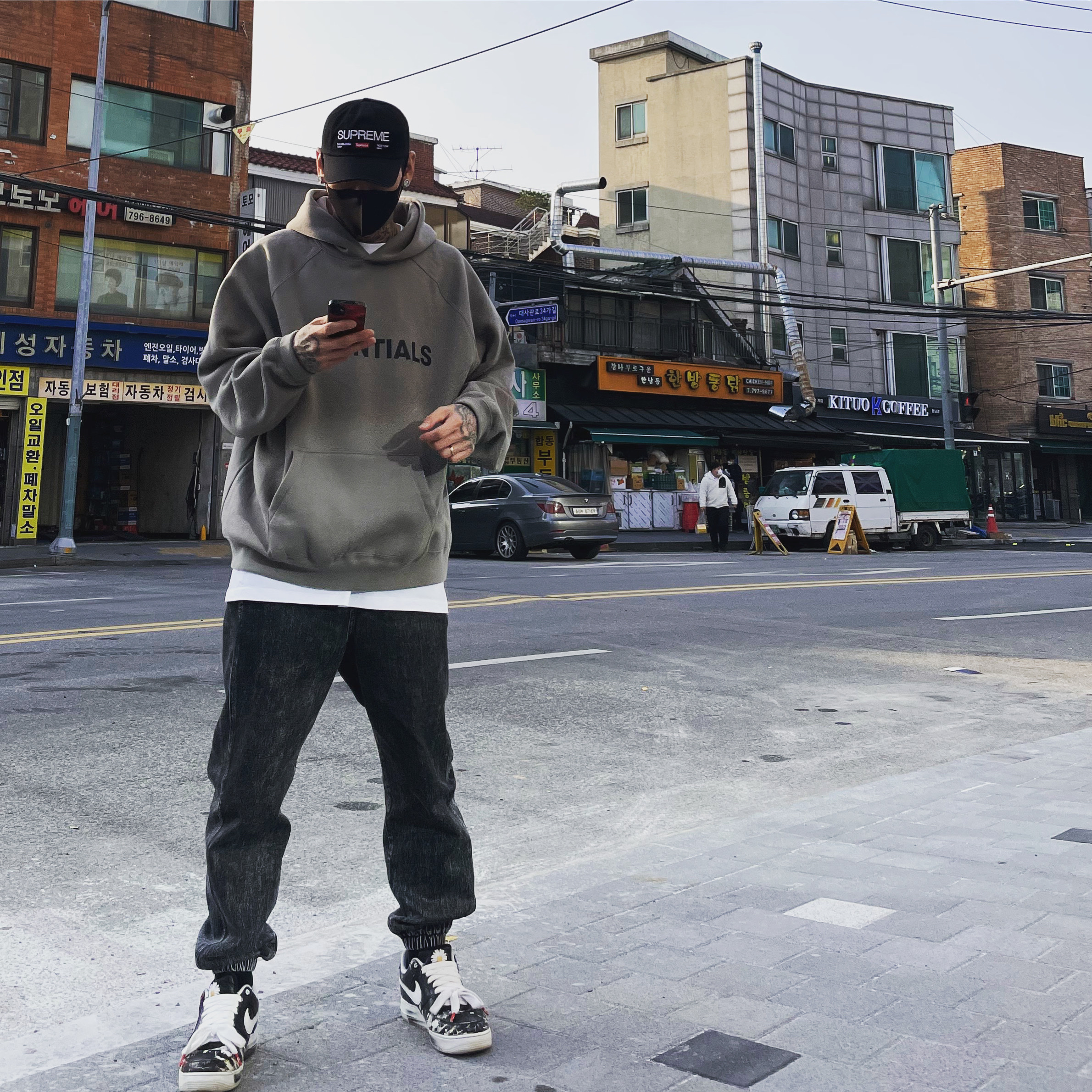 Supreme Est. 1994 6-Panel Black - 21FW, Essentials 3D Silicon Applique Pullover Hoodie Gray Flannel/Charcoal - 20SS 착용 스타일