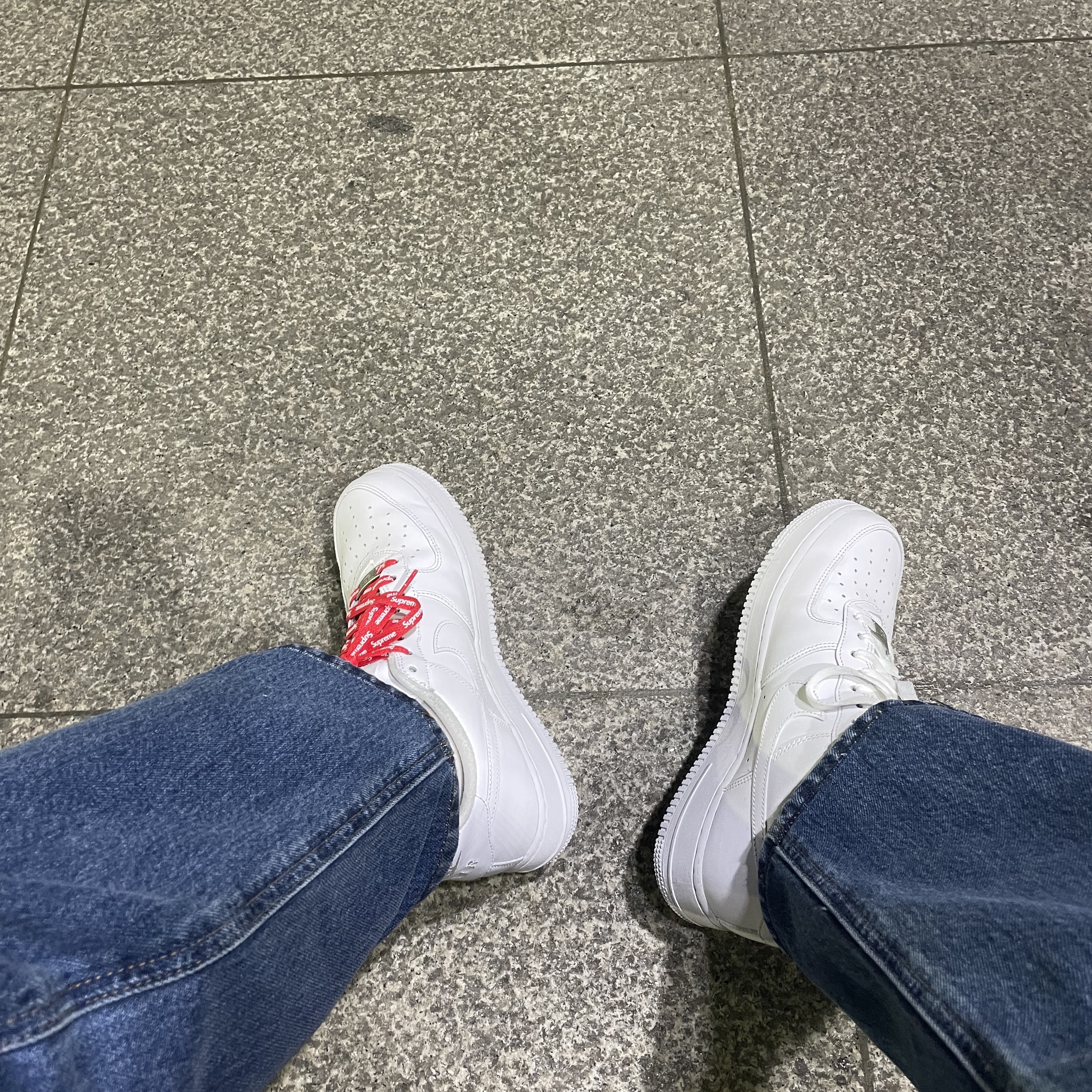 Nike x Supreme Air Force 1 Low White 착용 스타일 - 3