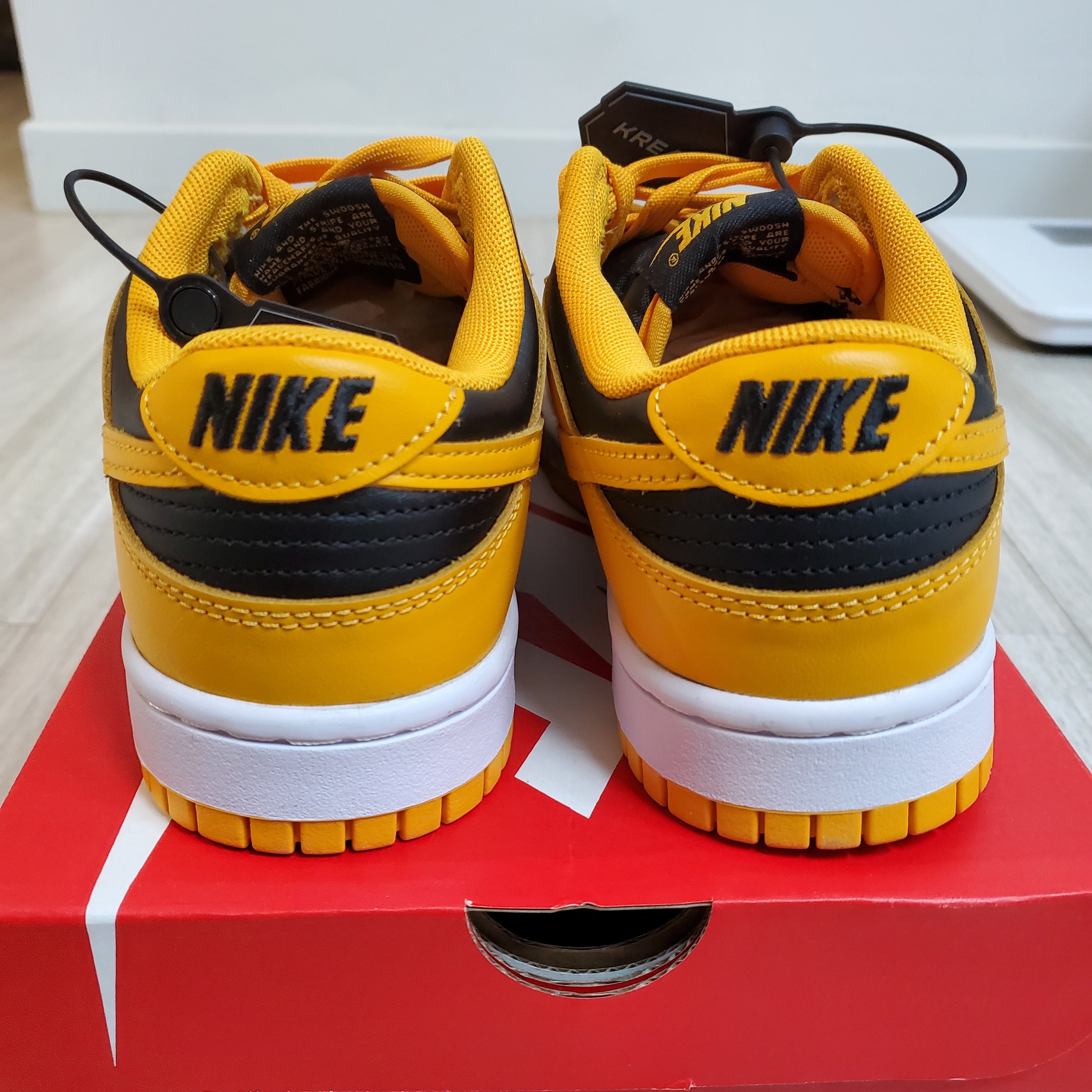 Nike Dunk Low Retro Championship Goldenrod 착용 스타일 - 3