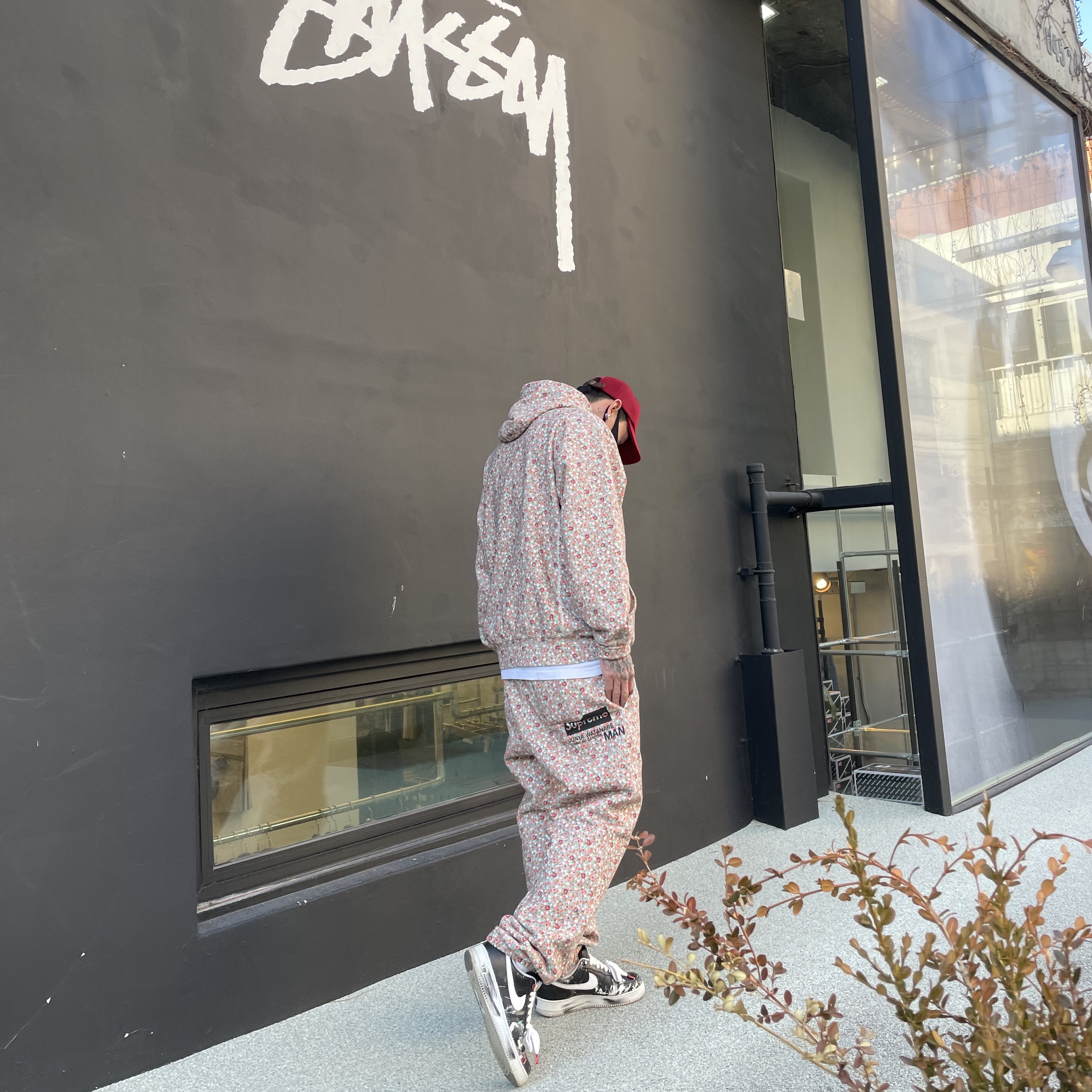 Supreme x Comme des Garcons Junya Watanabe Man Hooded Sweatshirt Pink Flowers - 21FW, Supreme x Comme des Garcons Junya Watanabe Man Sweatpants Pink Flowers - 21FW 착용 스타일