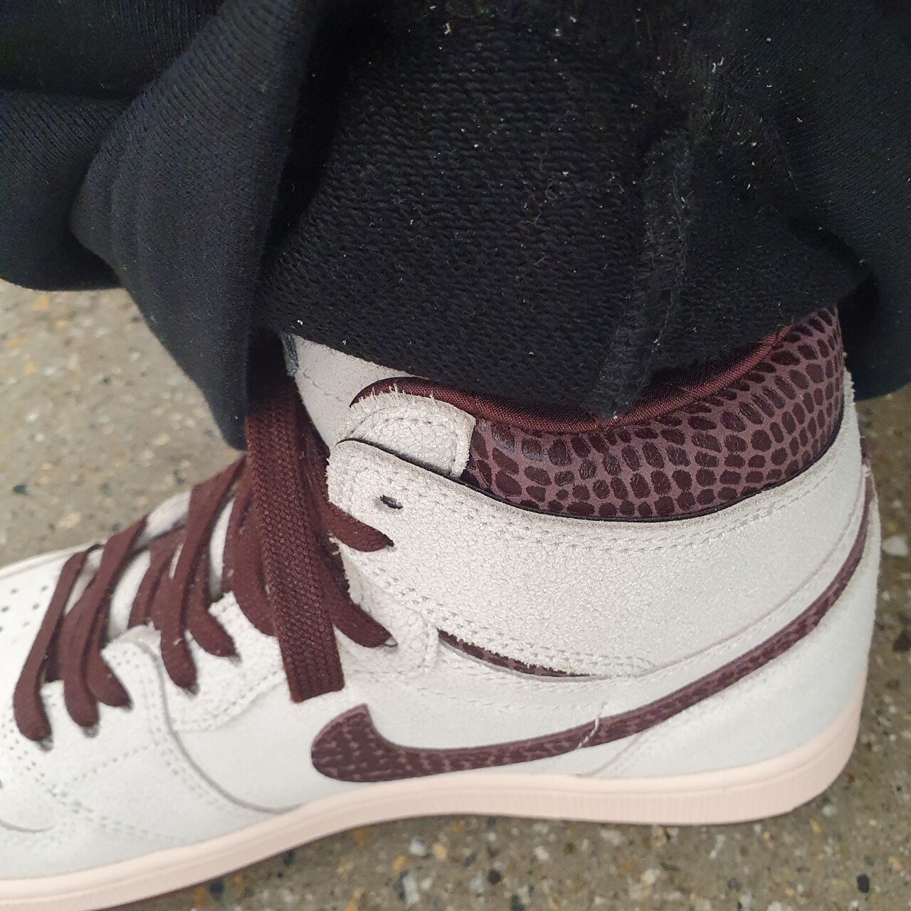 Jordan 1 x A Ma Maniere Retro High OG SP Sail and Burgundy 착용 스타일 - 3