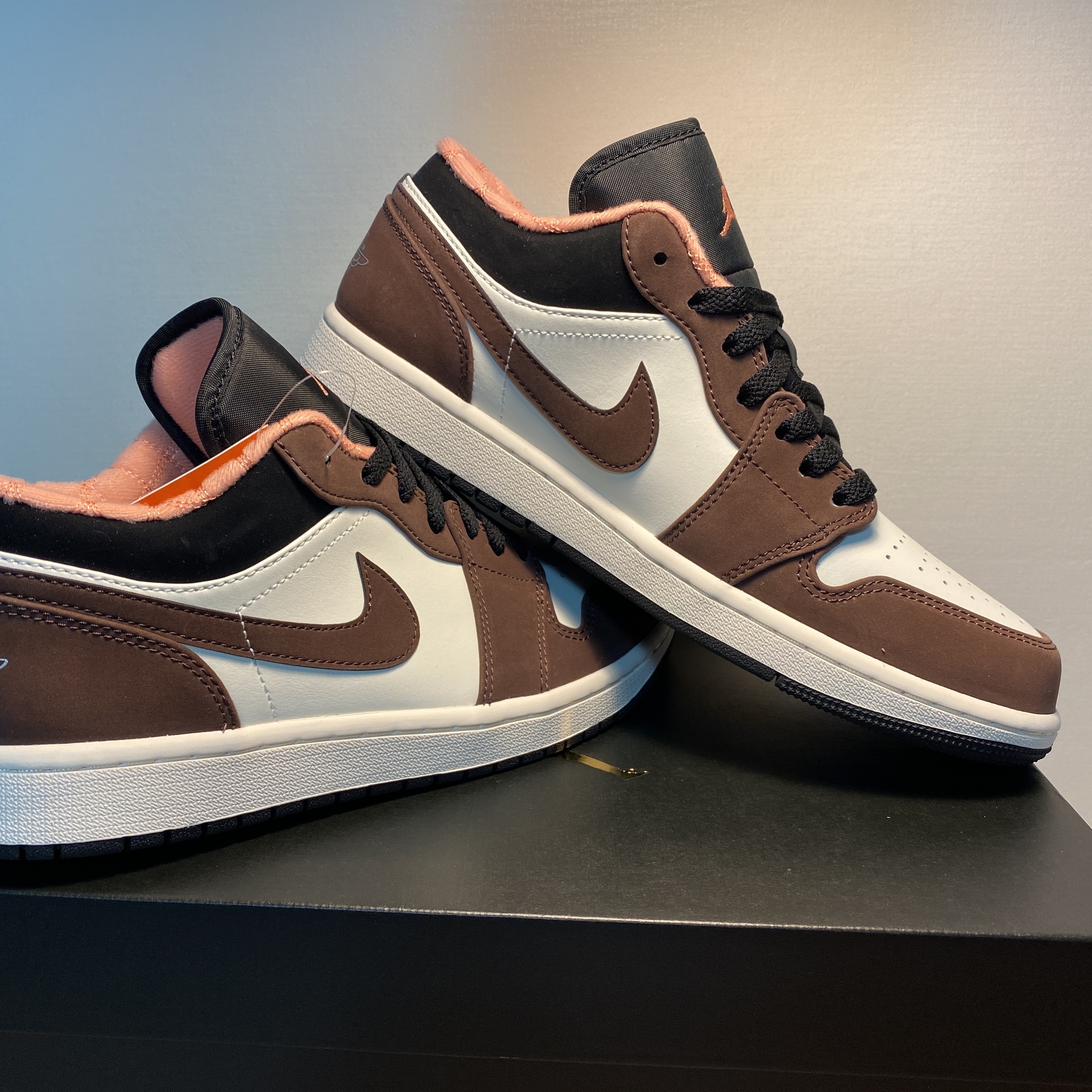 Jordan 1 Low SE Chocolate Bliss 착용 스타일 - 1