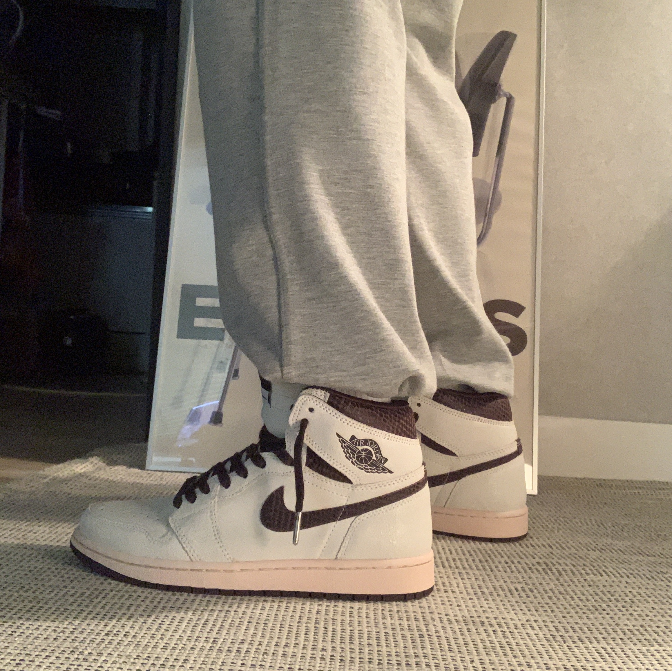 Jordan 1 x A Ma Maniere Retro High OG SP Sail and Burgundy 착용 스타일 - 4