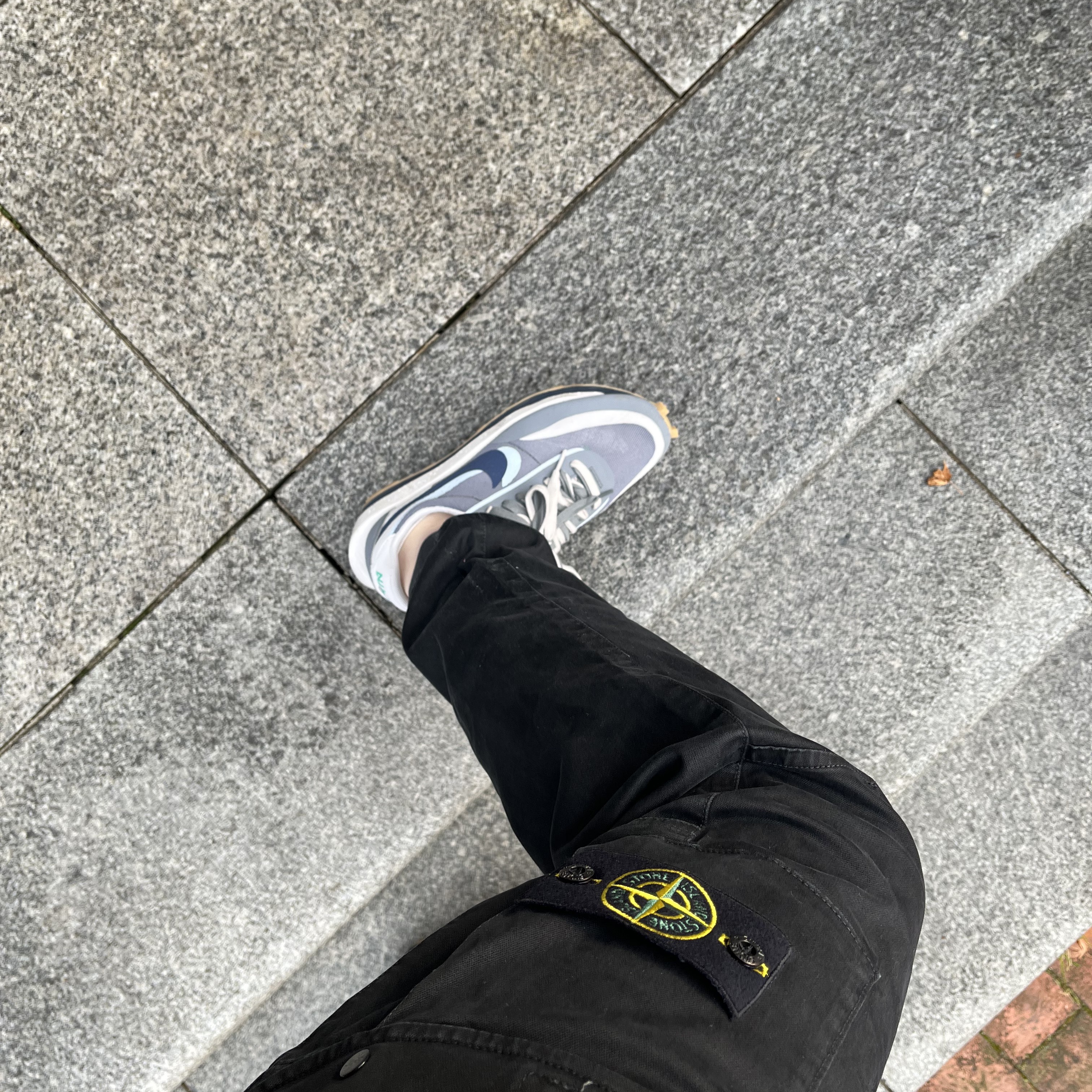 Stone Island 313L1 Old Dye Treatment Cargo Pants Black - 21FW, Nike x Sacai x Clot LDWaffle Cool Grey 착용 스타일
